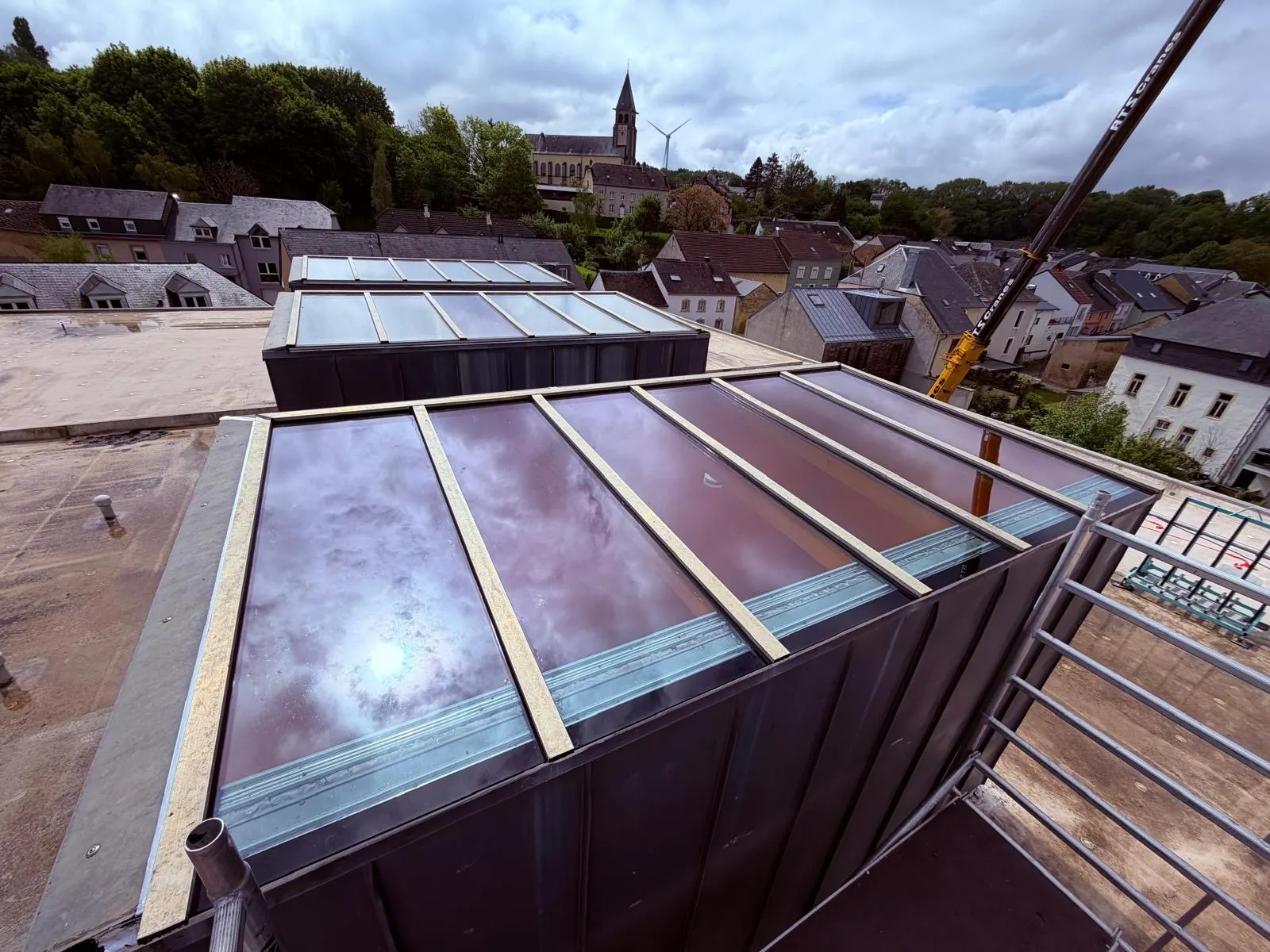 Remplacement de vitrages isolants de toiture à la grue sur la mairie de Dalheim — réparation de vitrages Luxembourg — Vitralux Bradtke (photo 1)