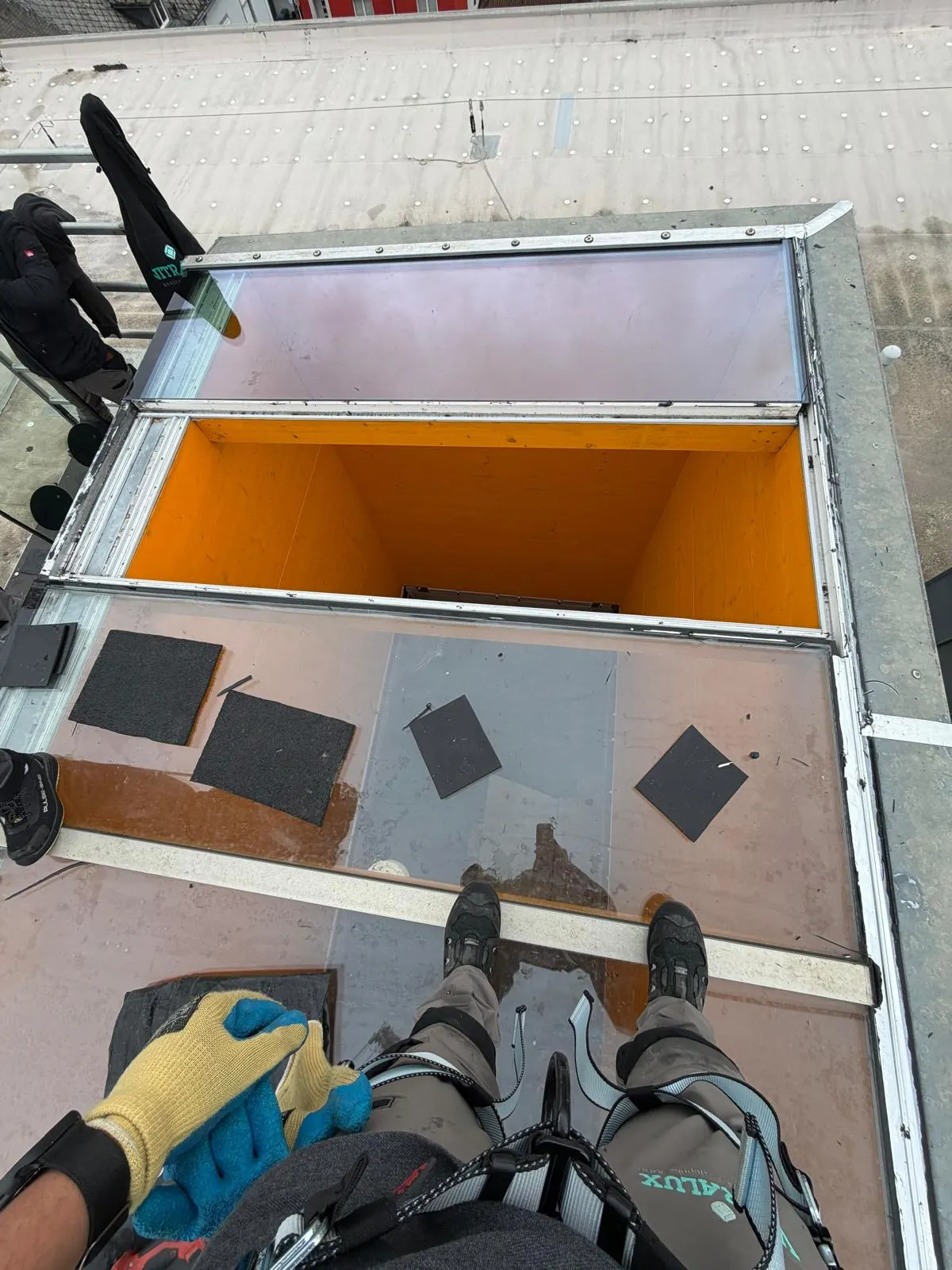 Remplacement de vitrages isolants de toiture à la grue sur la mairie de Dalheim — réparation de vitrages Luxembourg — Vitralux Bradtke (photo 4)
