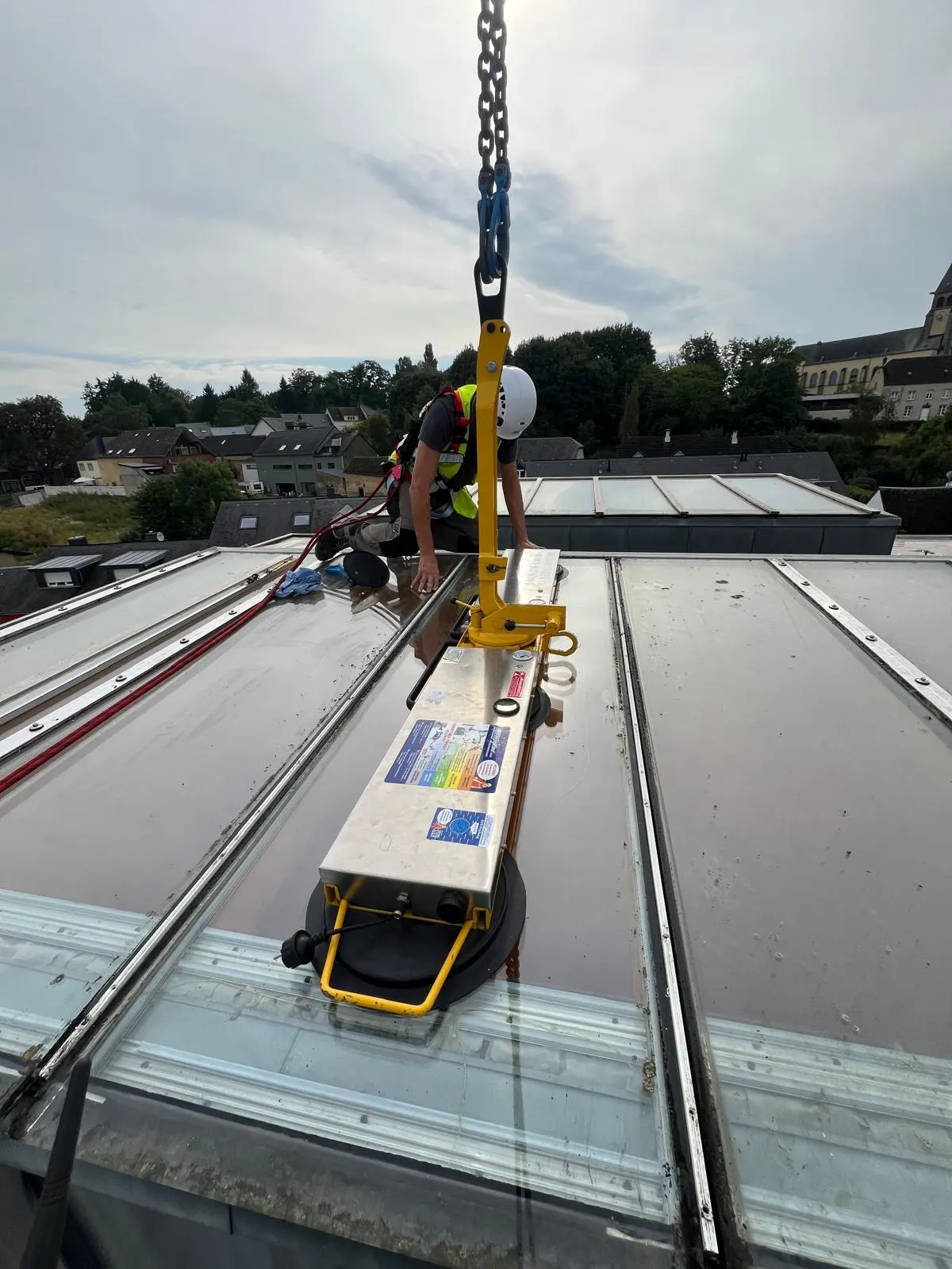 Remplacement de vitrages isolants de toiture à la grue sur la mairie de Dalheim — réparation de vitrages Luxembourg — Vitralux Bradtke (photo 6)