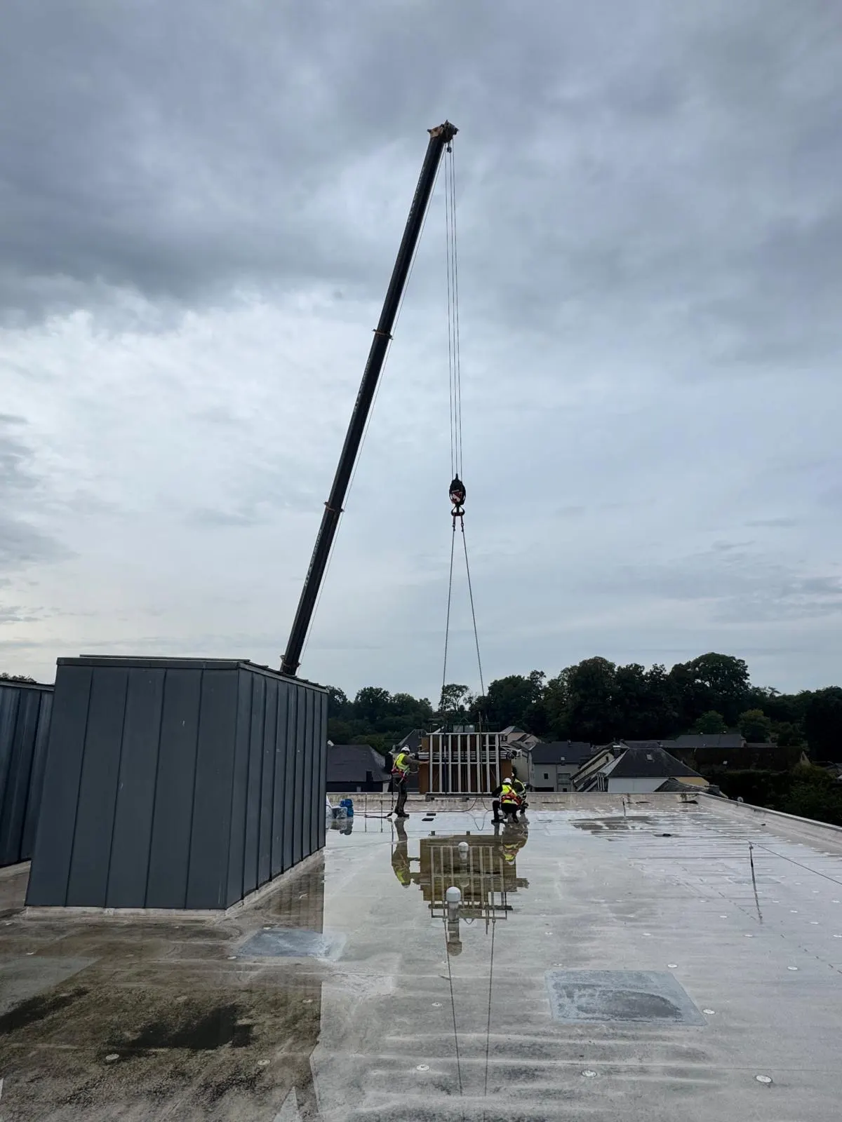Remplacement de vitrages isolants de toiture à la grue sur la mairie de Dalheim — réparation de vitrages Luxembourg — Vitralux Bradtke (photo 8)