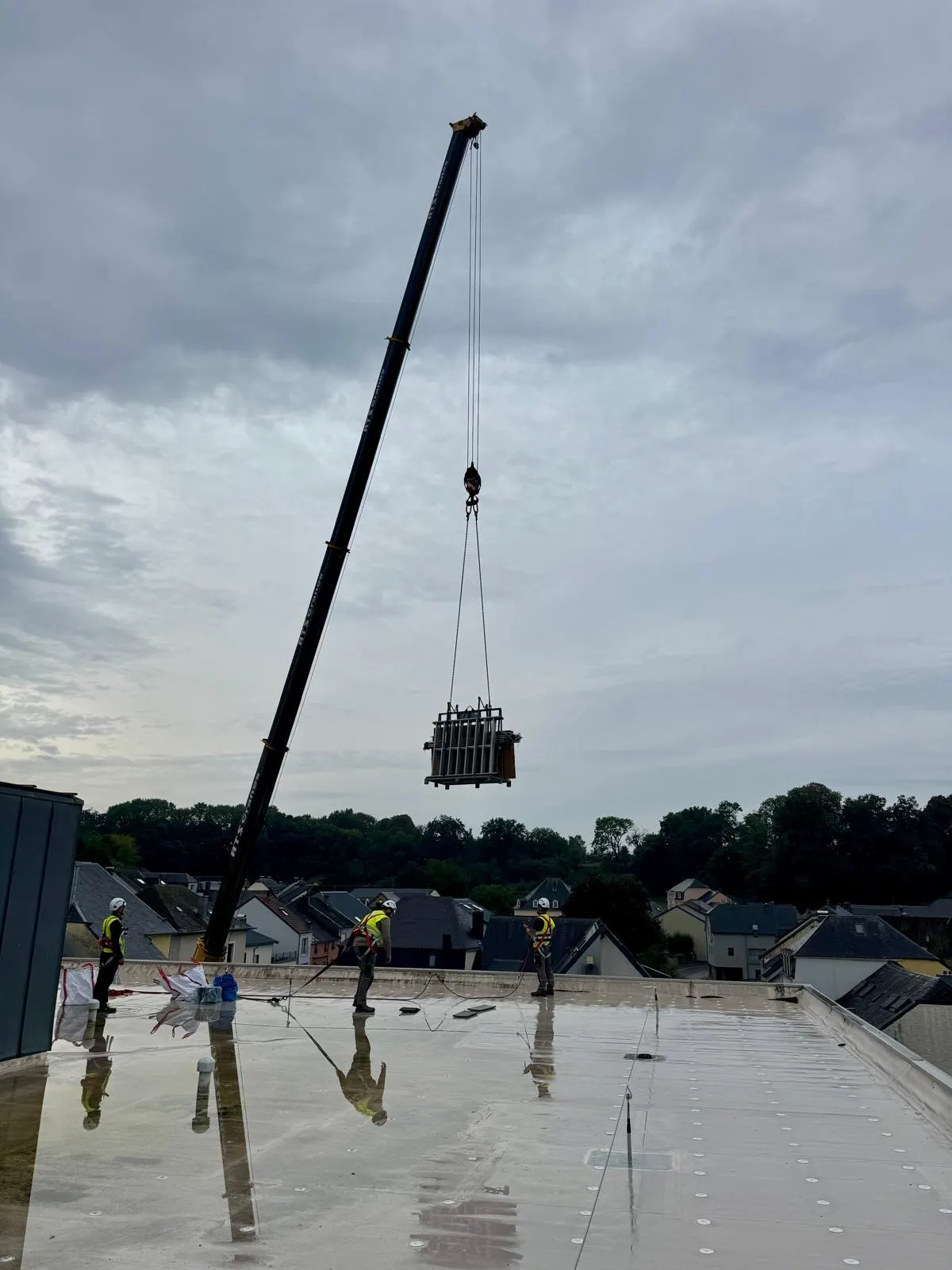 Remplacement de vitrages isolants de toiture à la grue sur la mairie de Dalheim — réparation de vitrages Luxembourg — Vitralux Bradtke (photo 10)