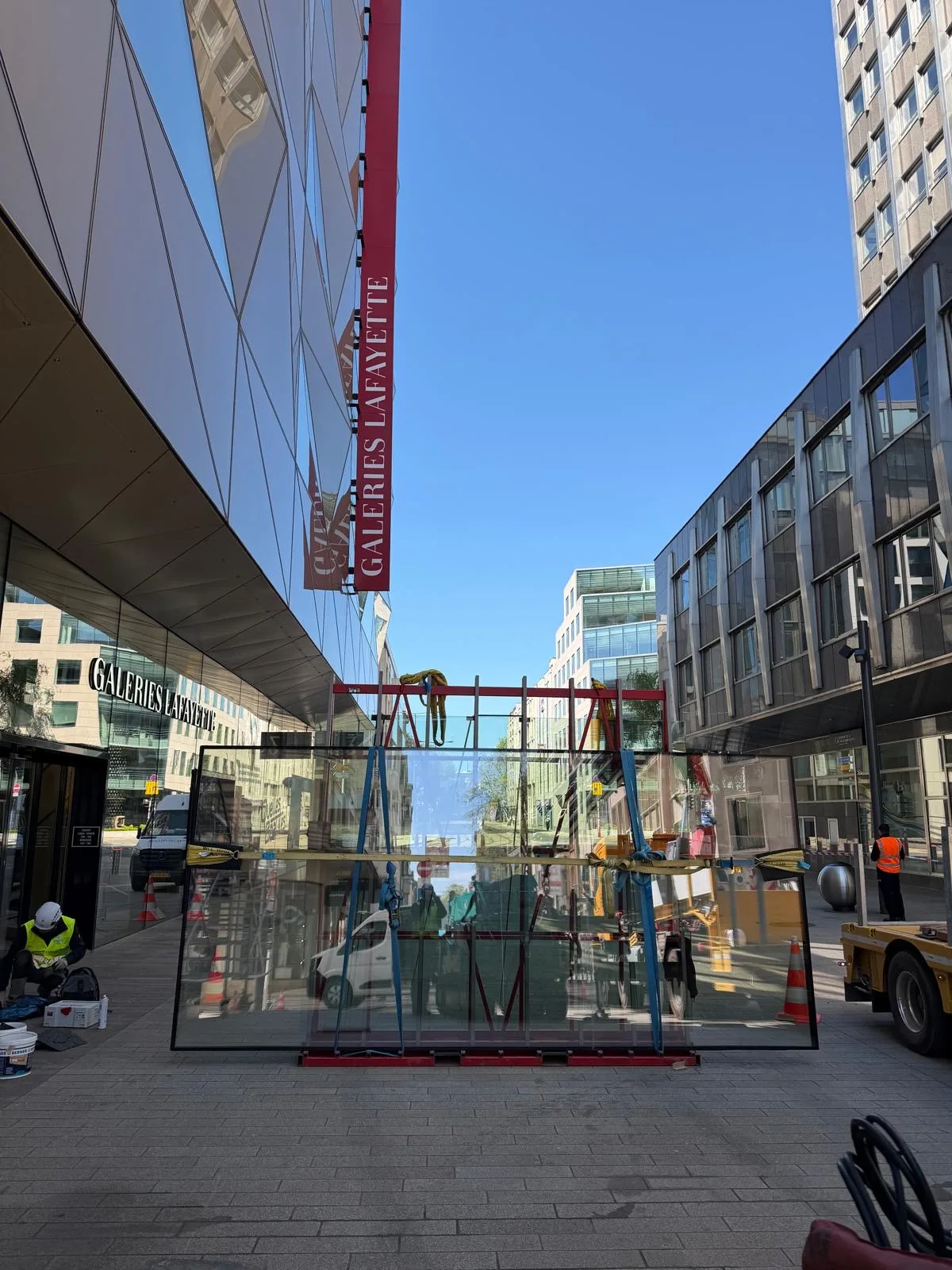 Façade du Royal Hamilius (Galeries Lafayette / Fnac) Grand-Rue à Luxembourg-Ville — référence Vitralux au cœur du Luxembourg