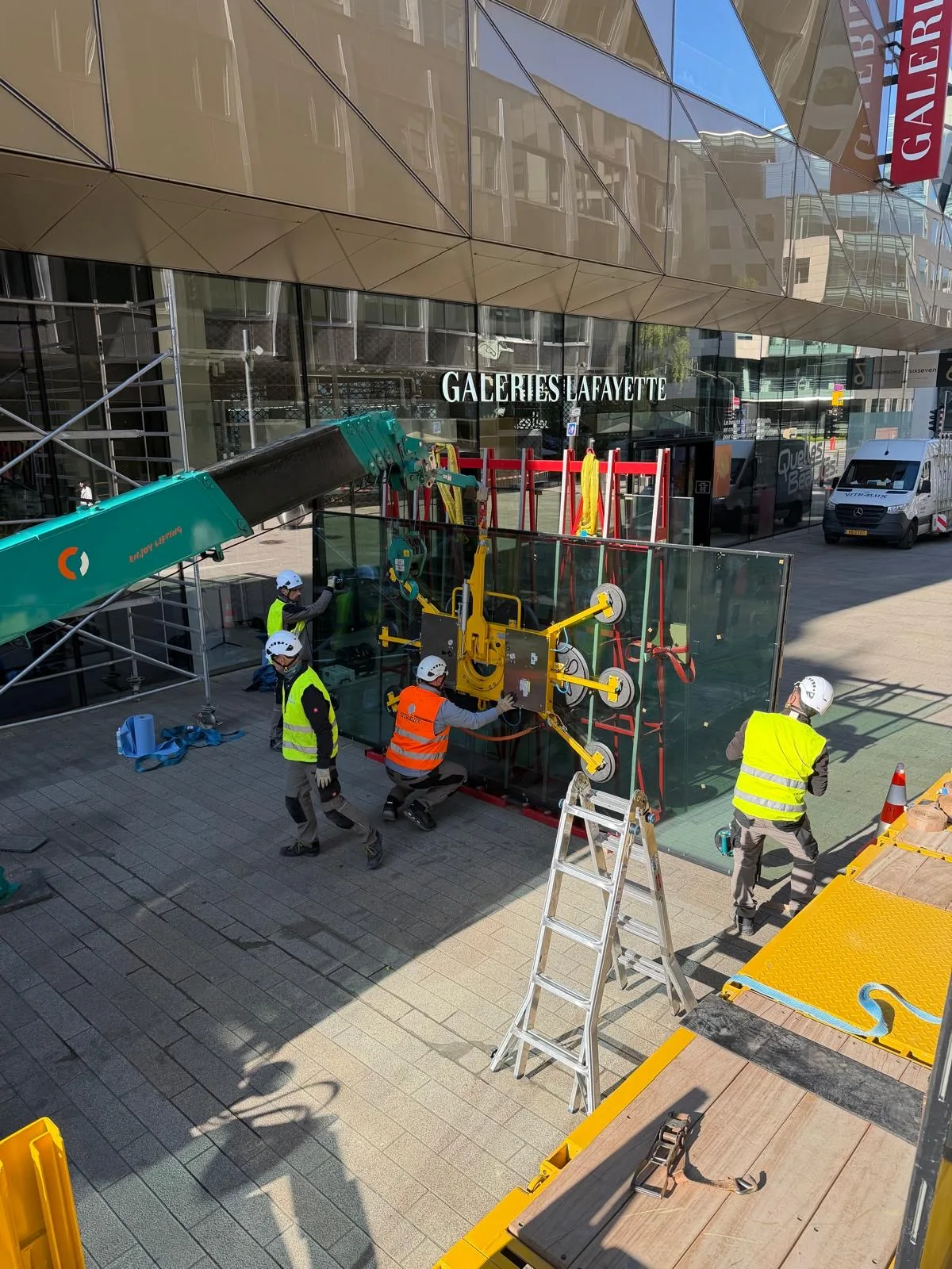 Remplacement de vitrages de façade XXL en VEC à la Fnac du Royal Hamilius — façade vitrée Luxembourg — Vitralux Bradtke (photo 1)