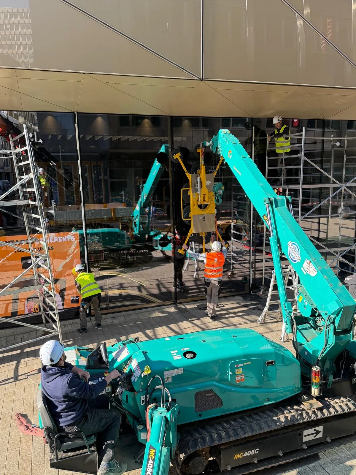 Remplacement de vitrages de façade XXL en VEC à la Fnac du Royal Hamilius — façade vitrée Luxembourg — Vitralux Bradtke (photo 4)