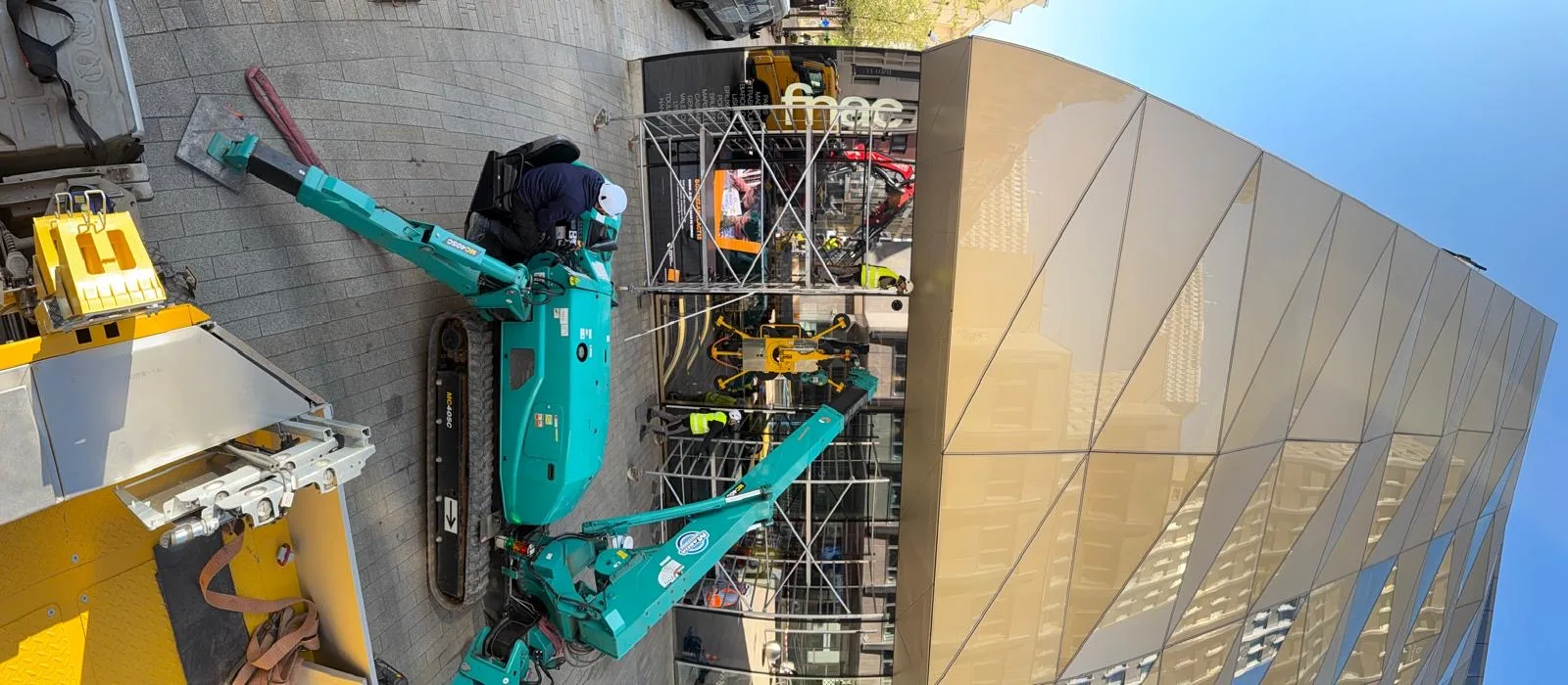 Remplacement de vitrages de façade XXL en VEC à la Fnac du Royal Hamilius — façade vitrée Luxembourg — Vitralux Bradtke (photo 5)