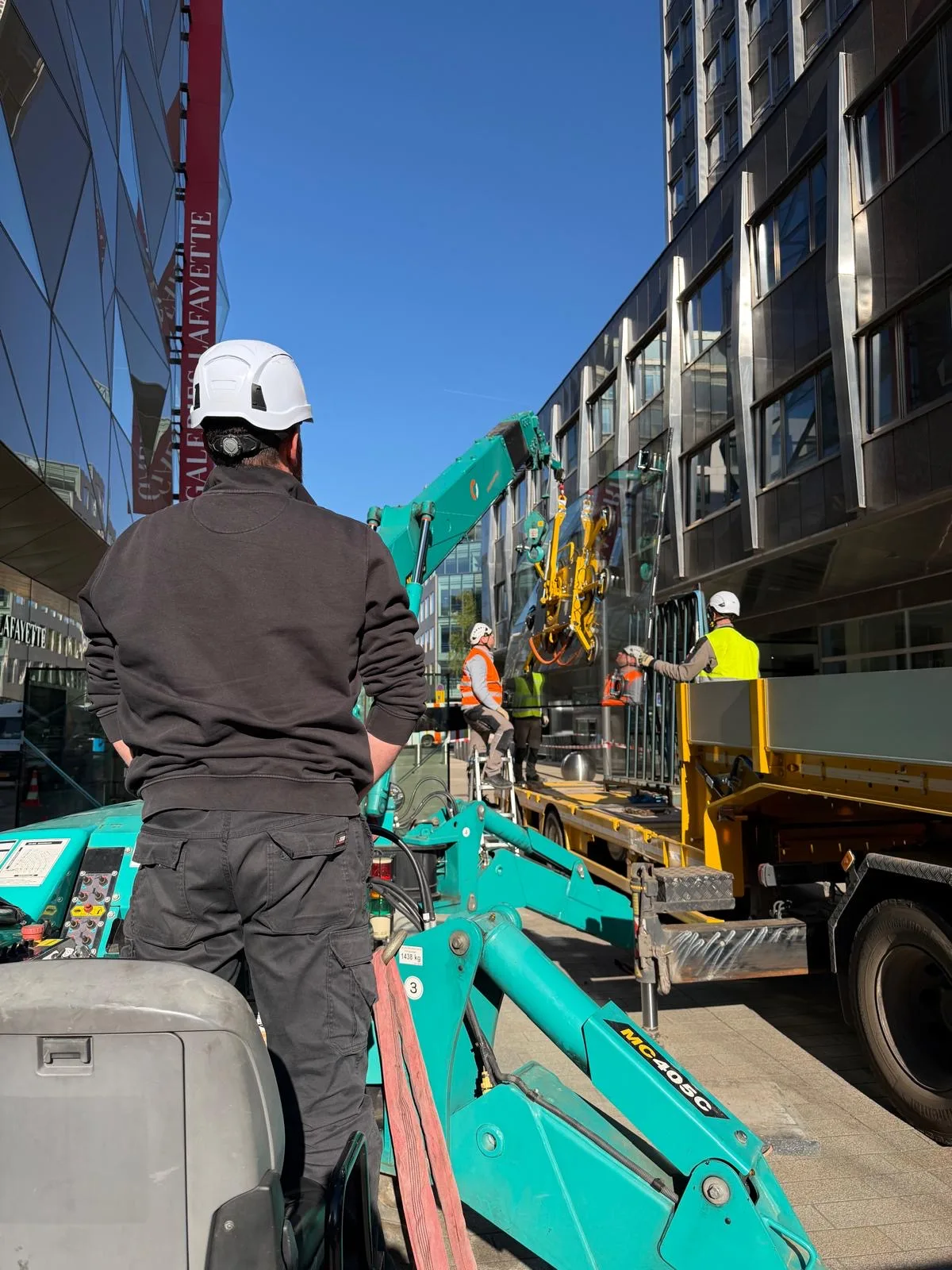 Remplacement de vitrages de façade XXL en VEC à la Fnac du Royal Hamilius — façade vitrée Luxembourg — Vitralux Bradtke (photo 7)