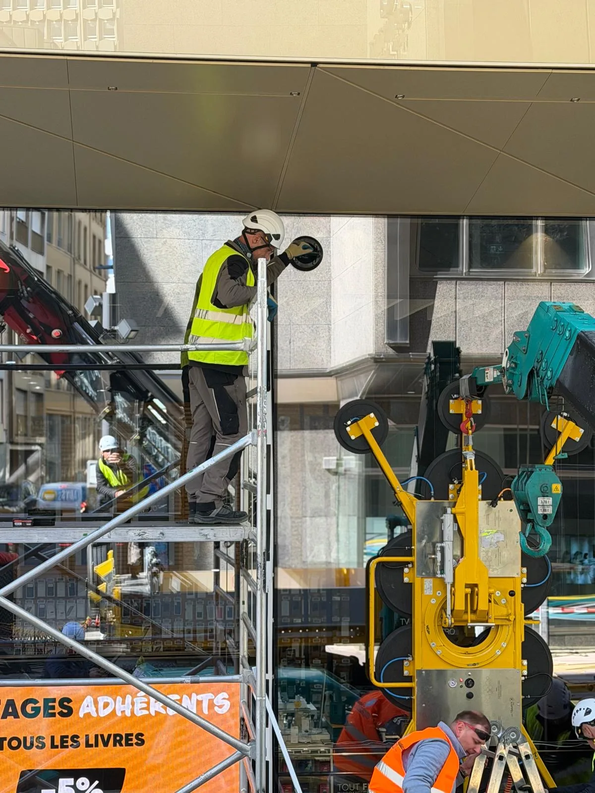 Remplacement de vitrages de façade XXL en VEC à la Fnac du Royal Hamilius — façade vitrée Luxembourg — Vitralux Bradtke (photo 8)
