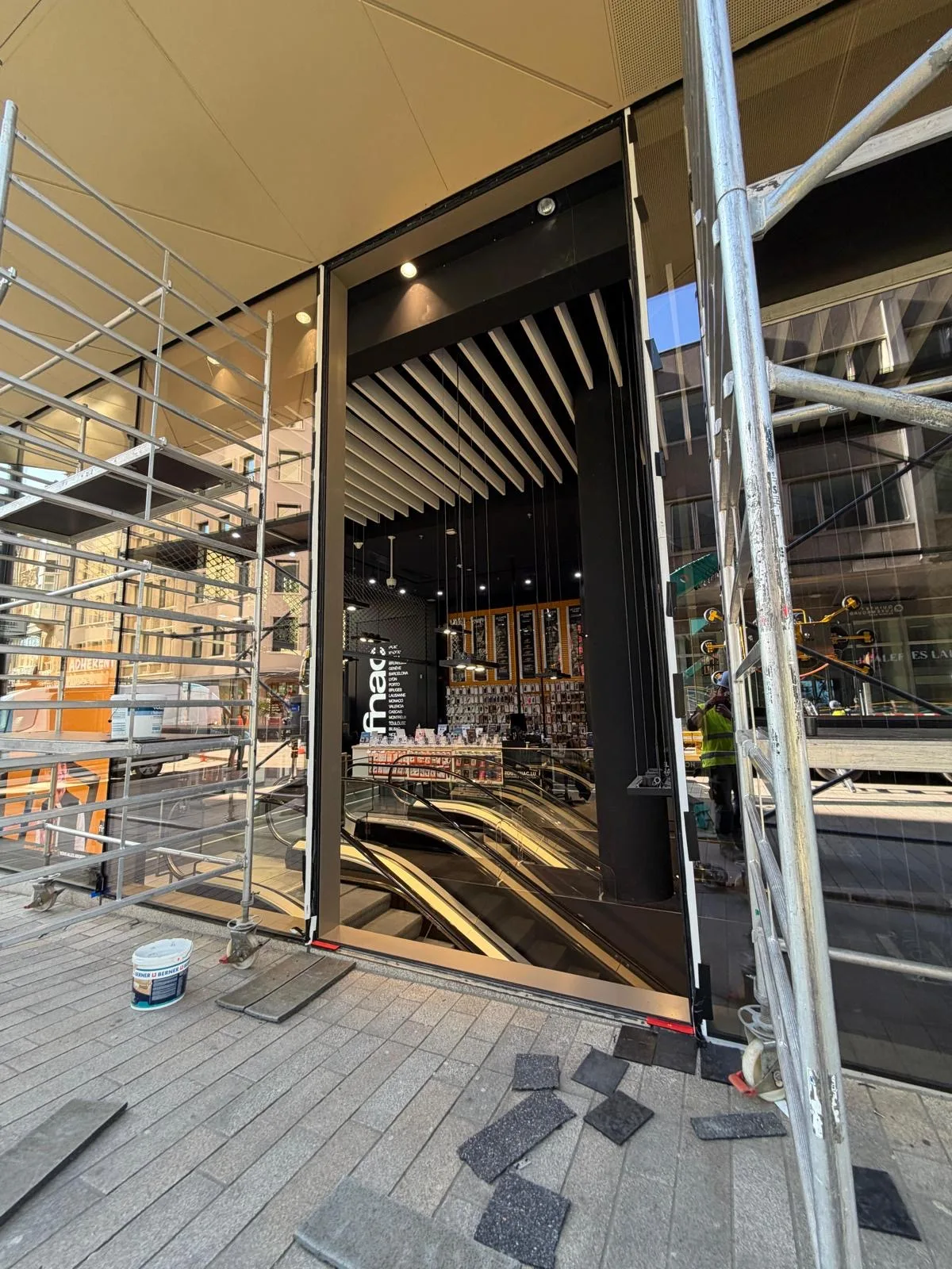 Remplacement de vitrages de façade XXL en VEC à la Fnac du Royal Hamilius — façade vitrée Luxembourg — Vitralux Bradtke (photo 9)