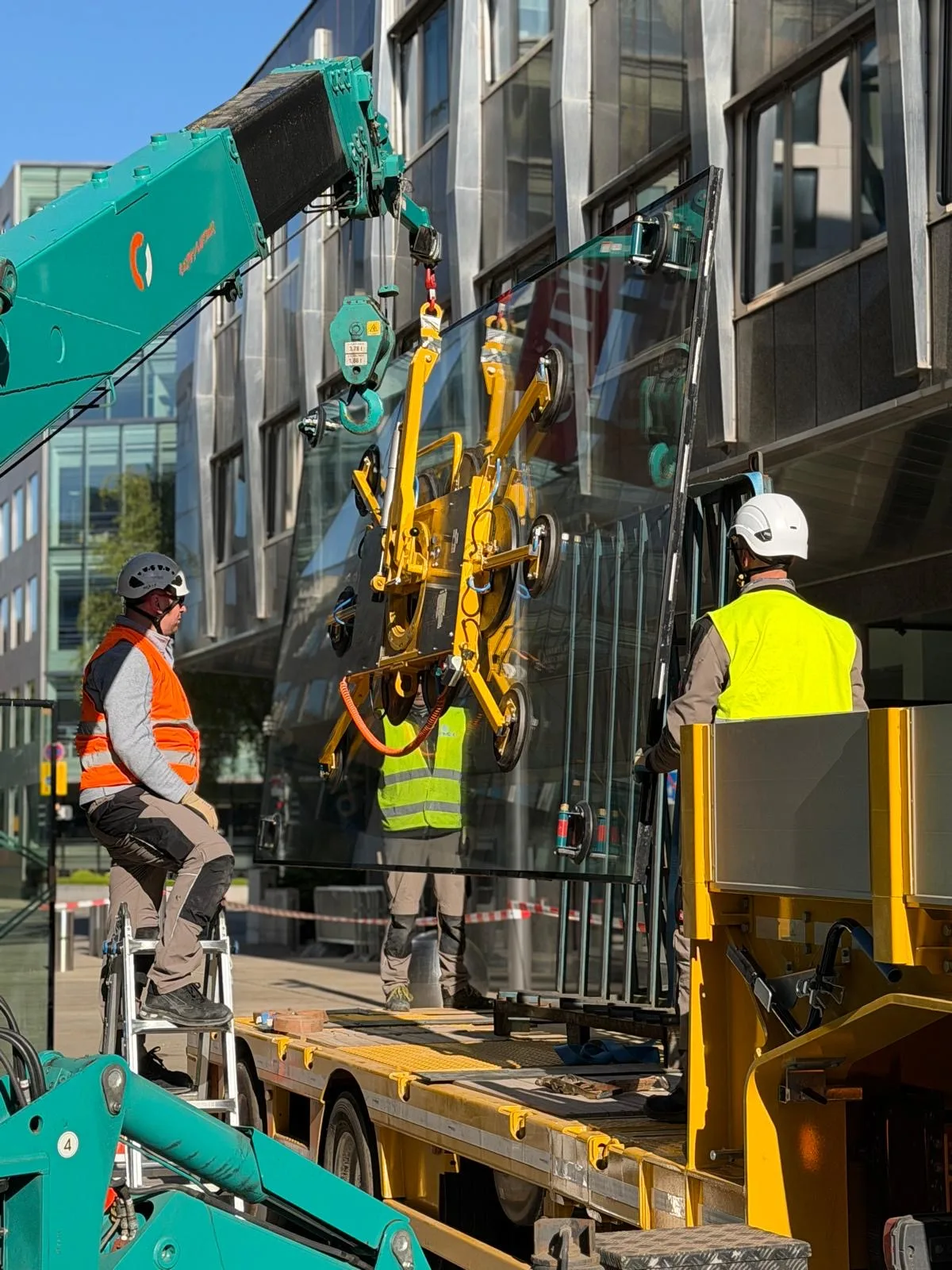 Remplacement de vitrages de façade XXL en VEC à la Fnac du Royal Hamilius — façade vitrée Luxembourg — Vitralux Bradtke (photo 10)