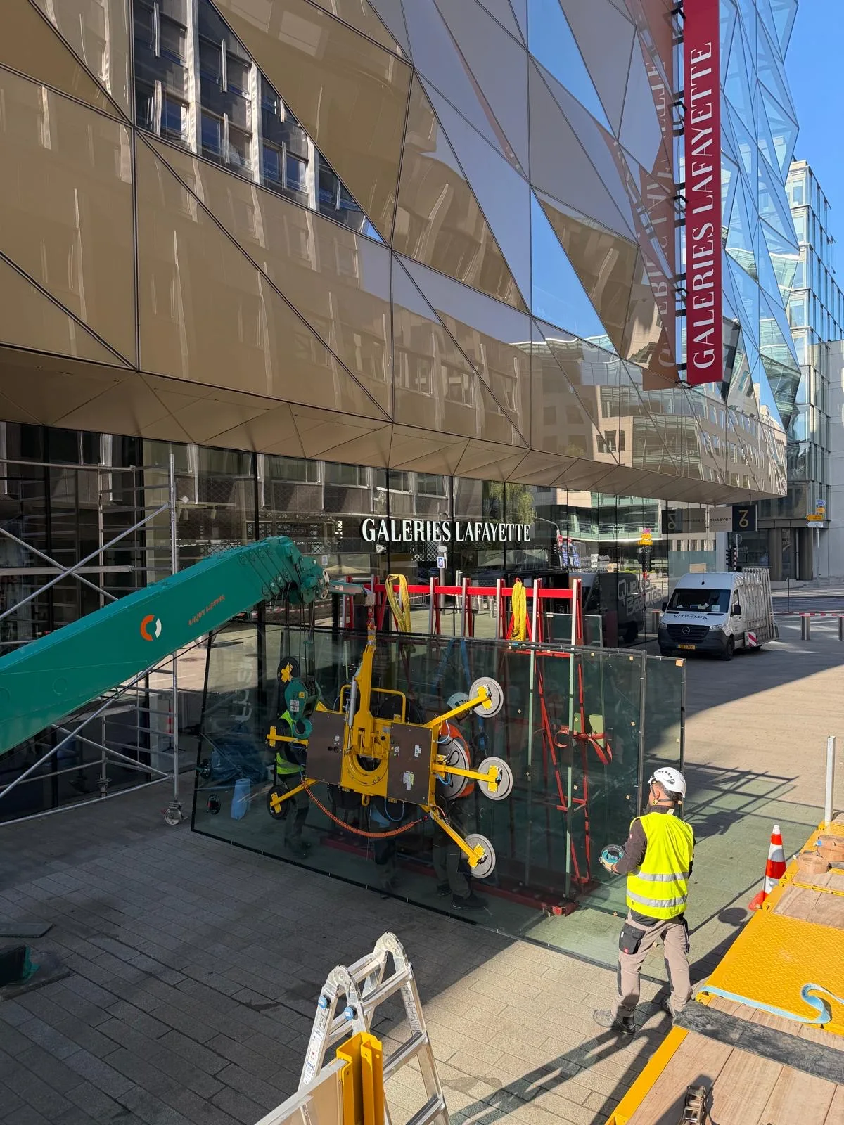 Remplacement de vitrages de façade XXL en VEC à la Fnac du Royal Hamilius — façade vitrée Luxembourg — Vitralux Bradtke (photo 11)