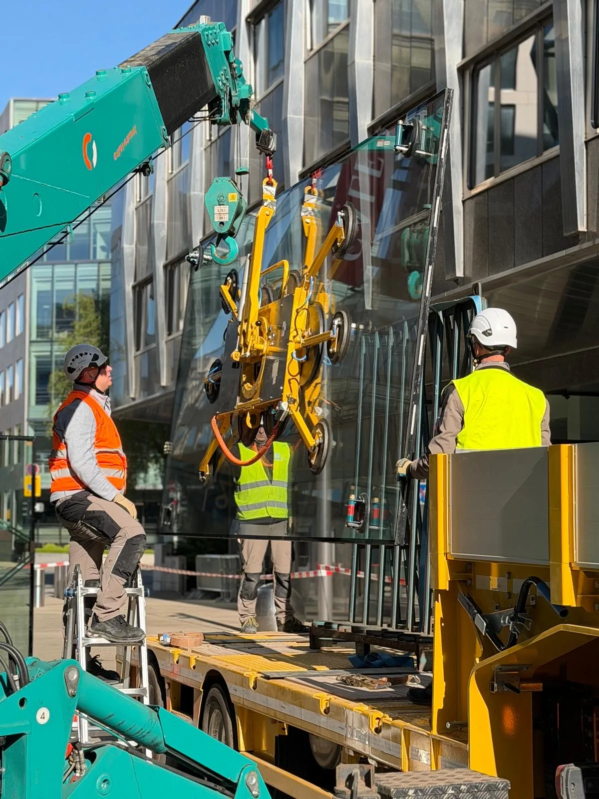 Remplacement de vitrages de façade XXL en VEC à la Fnac du Royal Hamilius — façade vitrée Luxembourg — Vitralux Bradtke (photo 12)