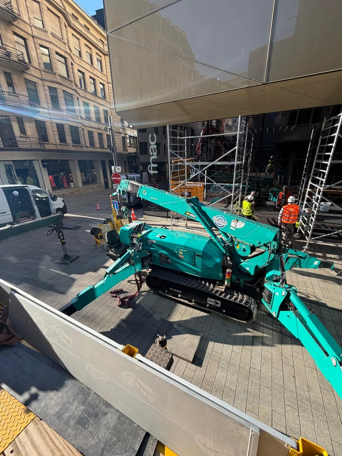Remplacement de vitrages de façade XXL en VEC à la Fnac du Royal Hamilius — façade vitrée Luxembourg — Vitralux Bradtke (photo 14)