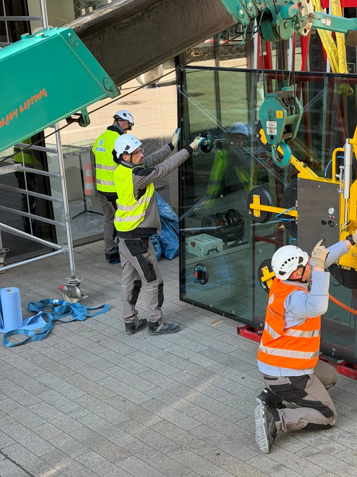 Remplacement de vitrages de façade XXL en VEC à la Fnac du Royal Hamilius — façade vitrée Luxembourg — Vitralux Bradtke (photo 15)