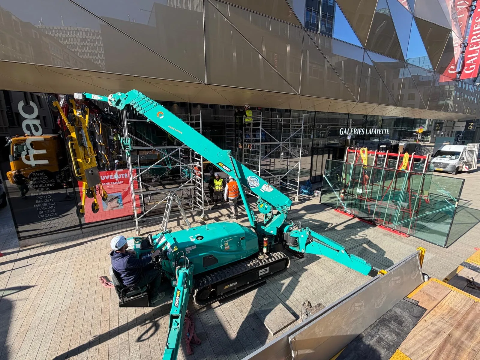 Remplacement de vitrages de façade XXL en VEC à la Fnac du Royal Hamilius — façade vitrée Luxembourg — Vitralux Bradtke (photo 16)