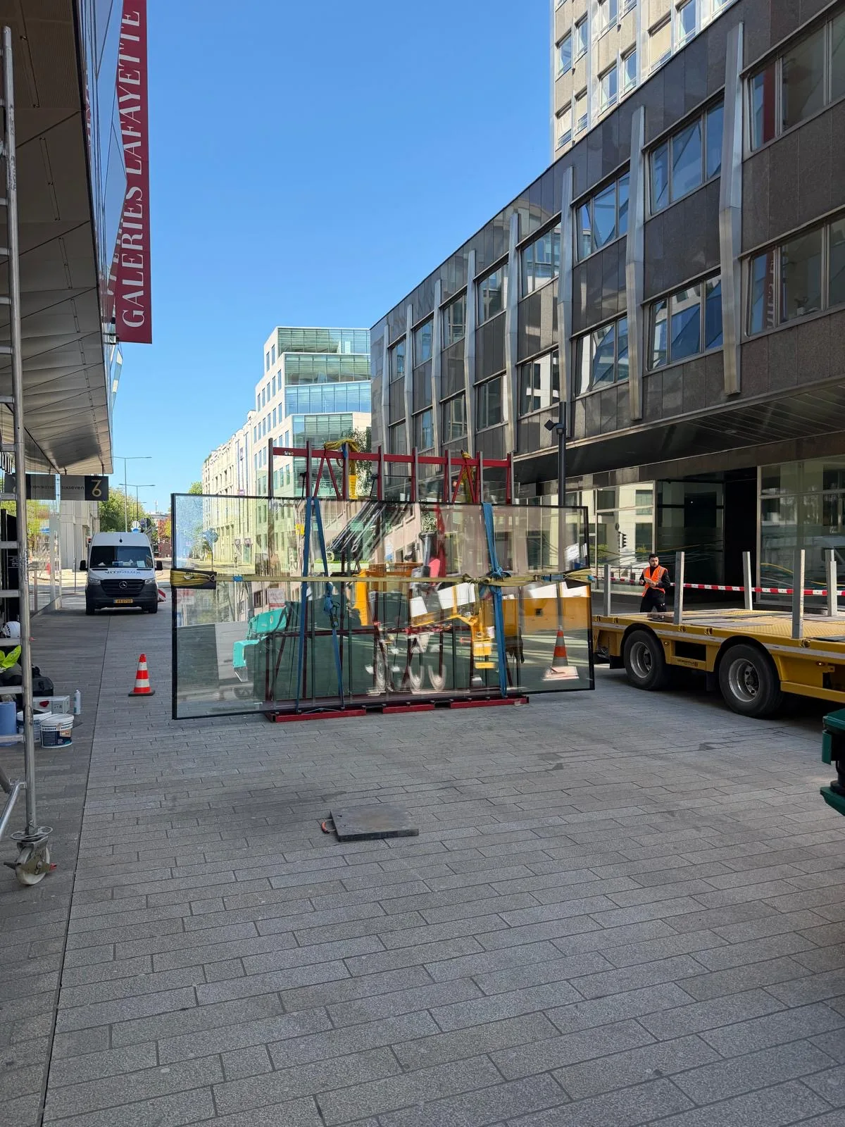 Remplacement de vitrages de façade XXL en VEC à la Fnac du Royal Hamilius — façade vitrée Luxembourg — Vitralux Bradtke (photo 19)