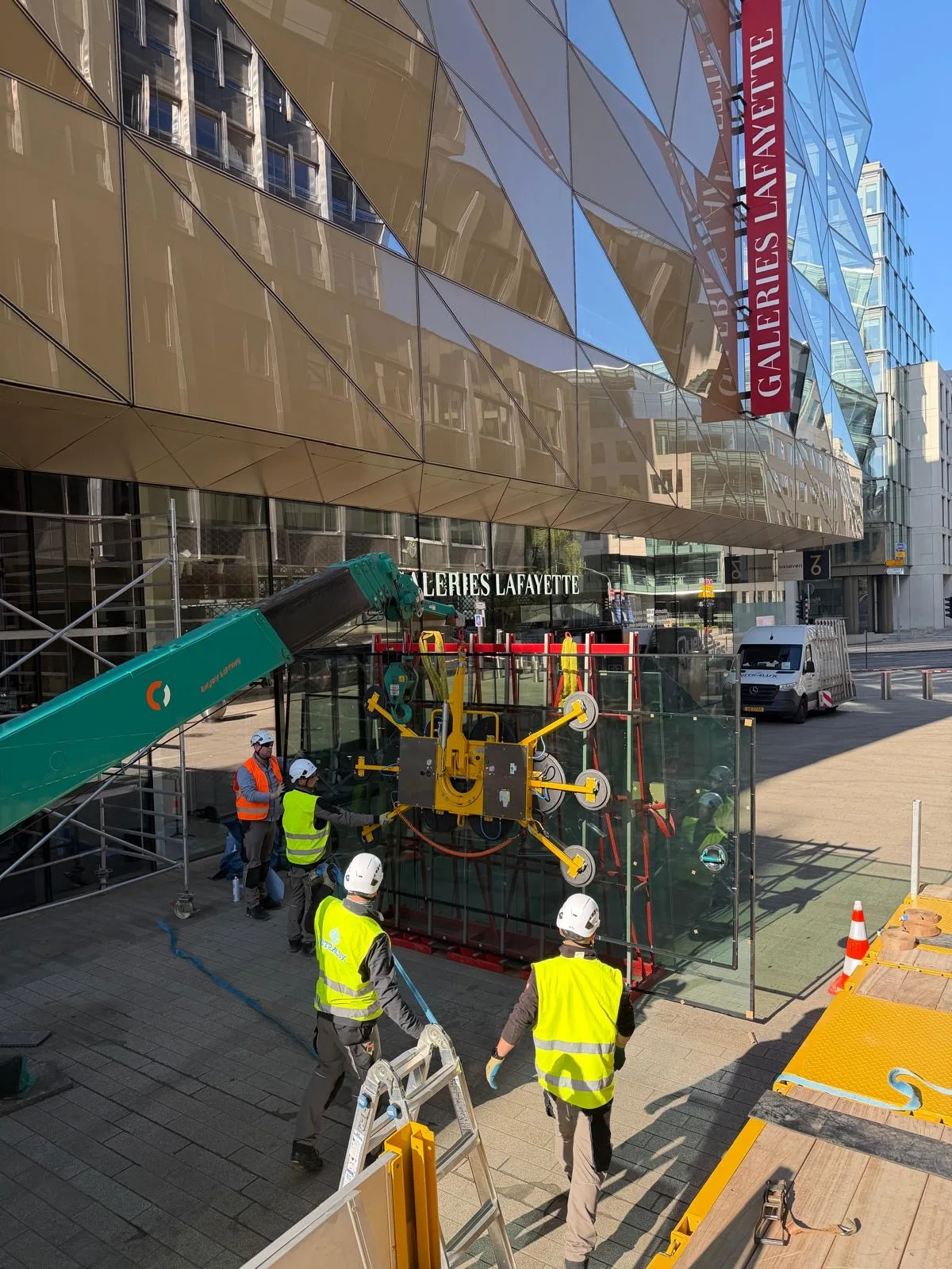Remplacement de vitrages de façade XXL en VEC à la Fnac du Royal Hamilius — façade vitrée Luxembourg — Vitralux Bradtke (photo 20)
