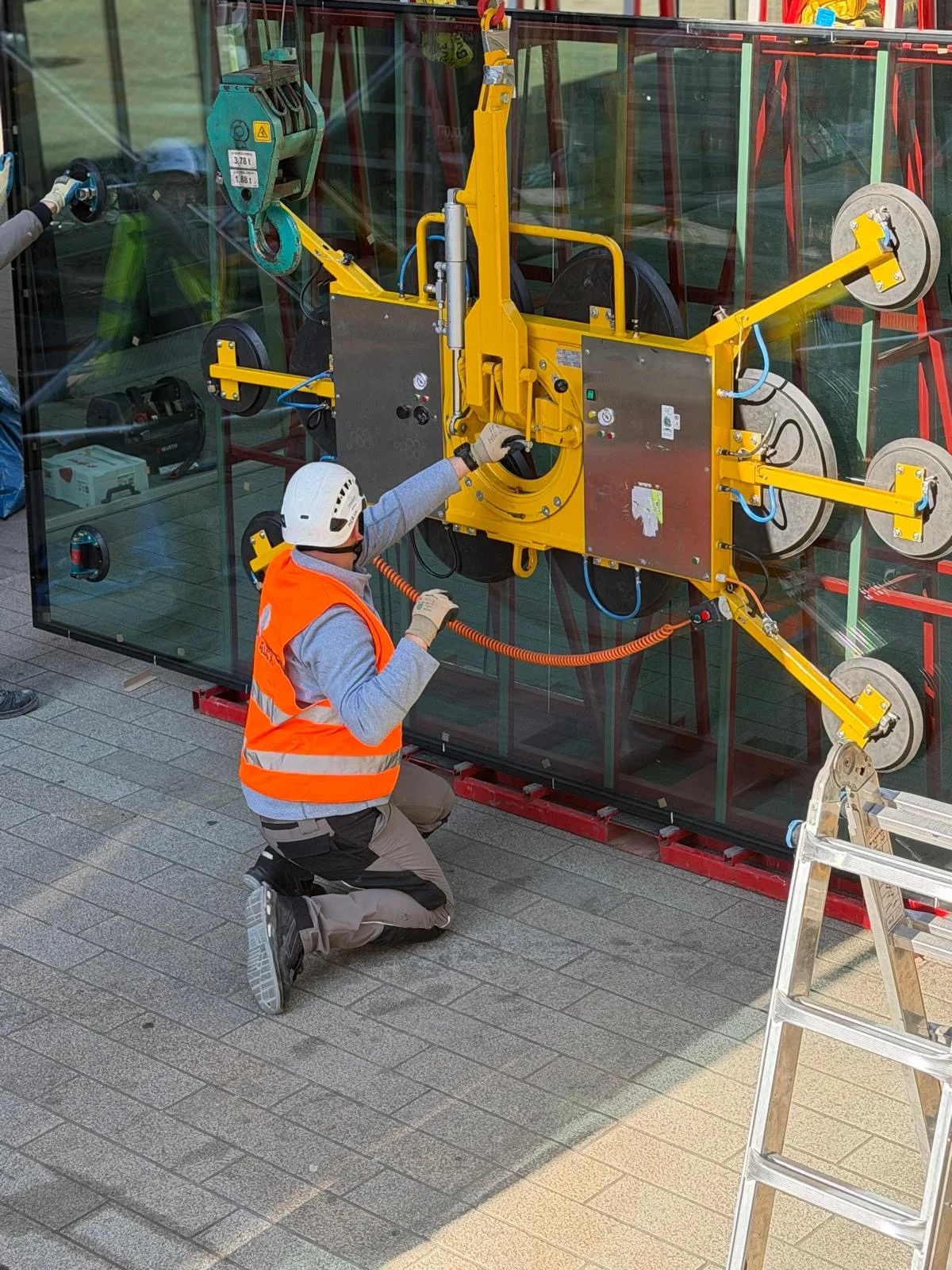 Ventouse de manutention — chantier de façade vitrée Luxembourg — Vitralux Bradtke
