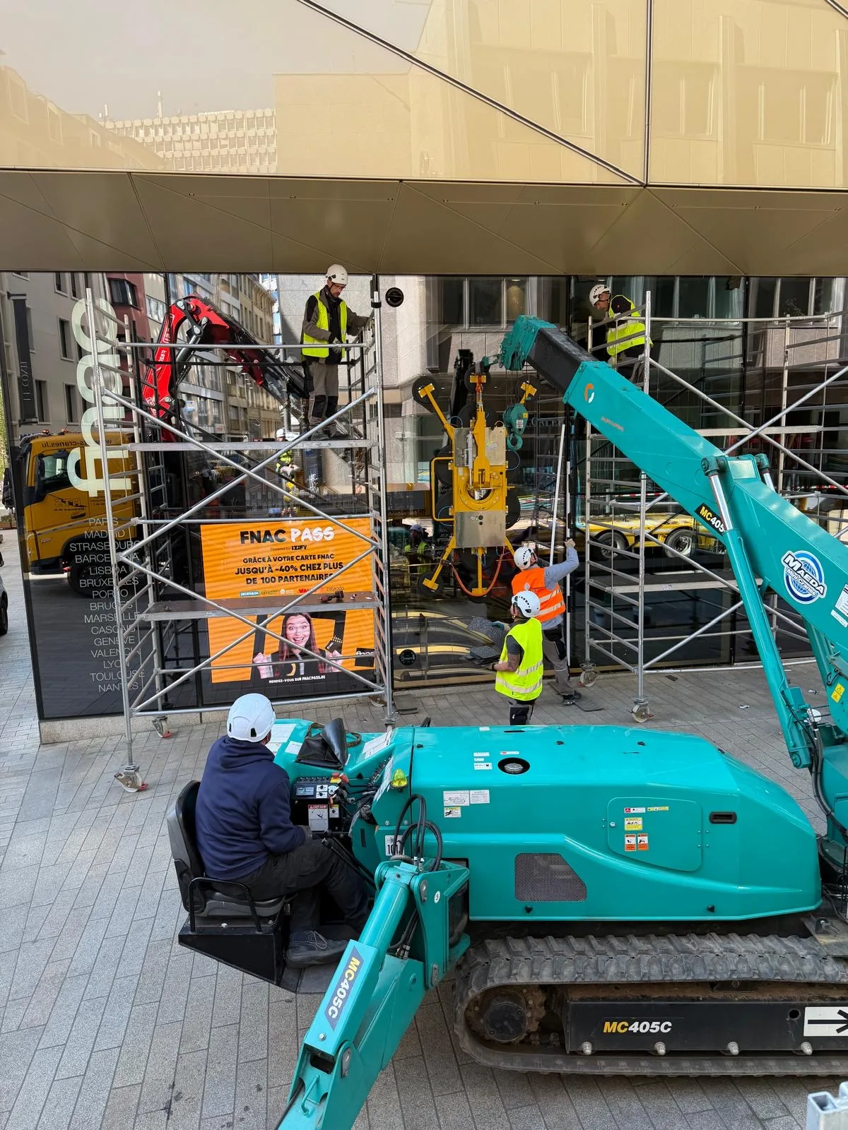 Remplacement de vitrages de façade XXL en VEC à la Fnac du Royal Hamilius — façade vitrée Luxembourg — Vitralux Bradtke (photo 23)