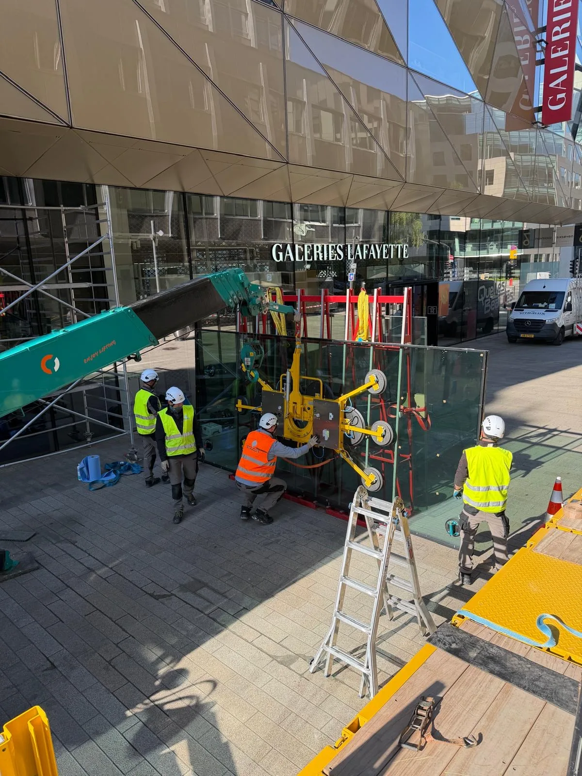 Remplacement de vitrages de façade XXL en VEC à la Fnac du Royal Hamilius — façade vitrée Luxembourg — Vitralux Bradtke (photo 25)