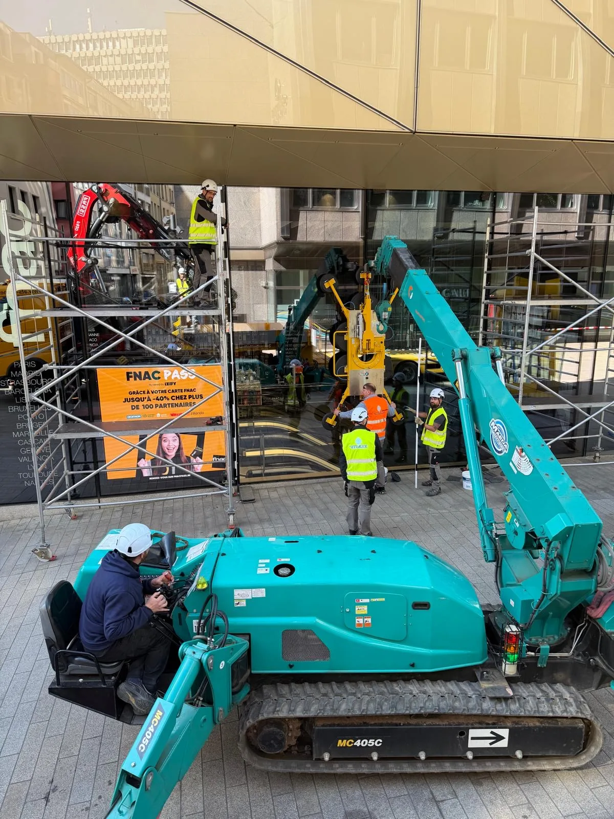 Remplacement de vitrages de façade XXL en VEC à la Fnac du Royal Hamilius — façade vitrée Luxembourg — Vitralux Bradtke (photo 26)