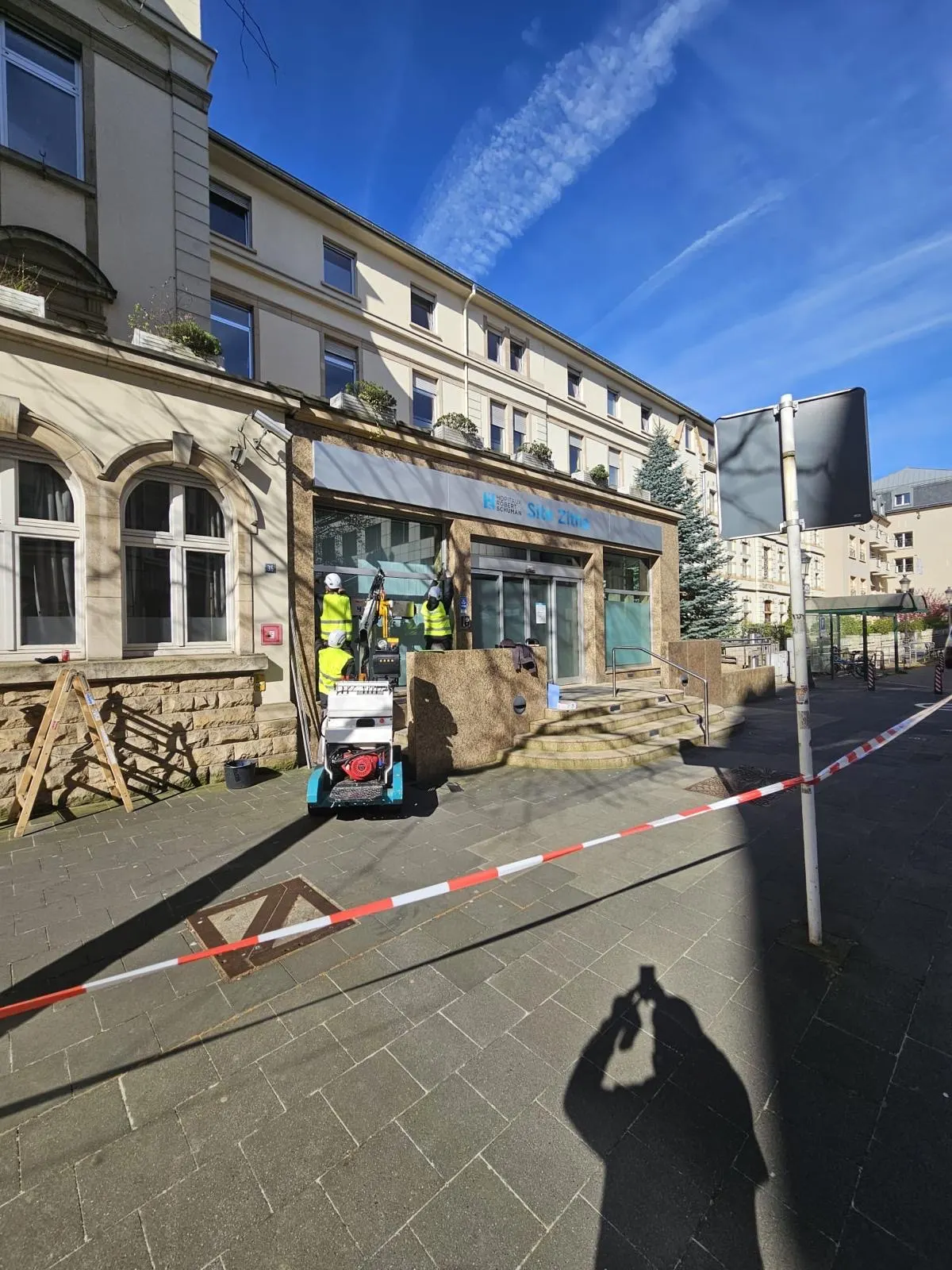Remplacement de vitrages isolants en accès difficile à la Zitha Klinik avec nacelle et robot sur chenille — vitrier Luxembourg — Vitralux Bradtke (photo 1)