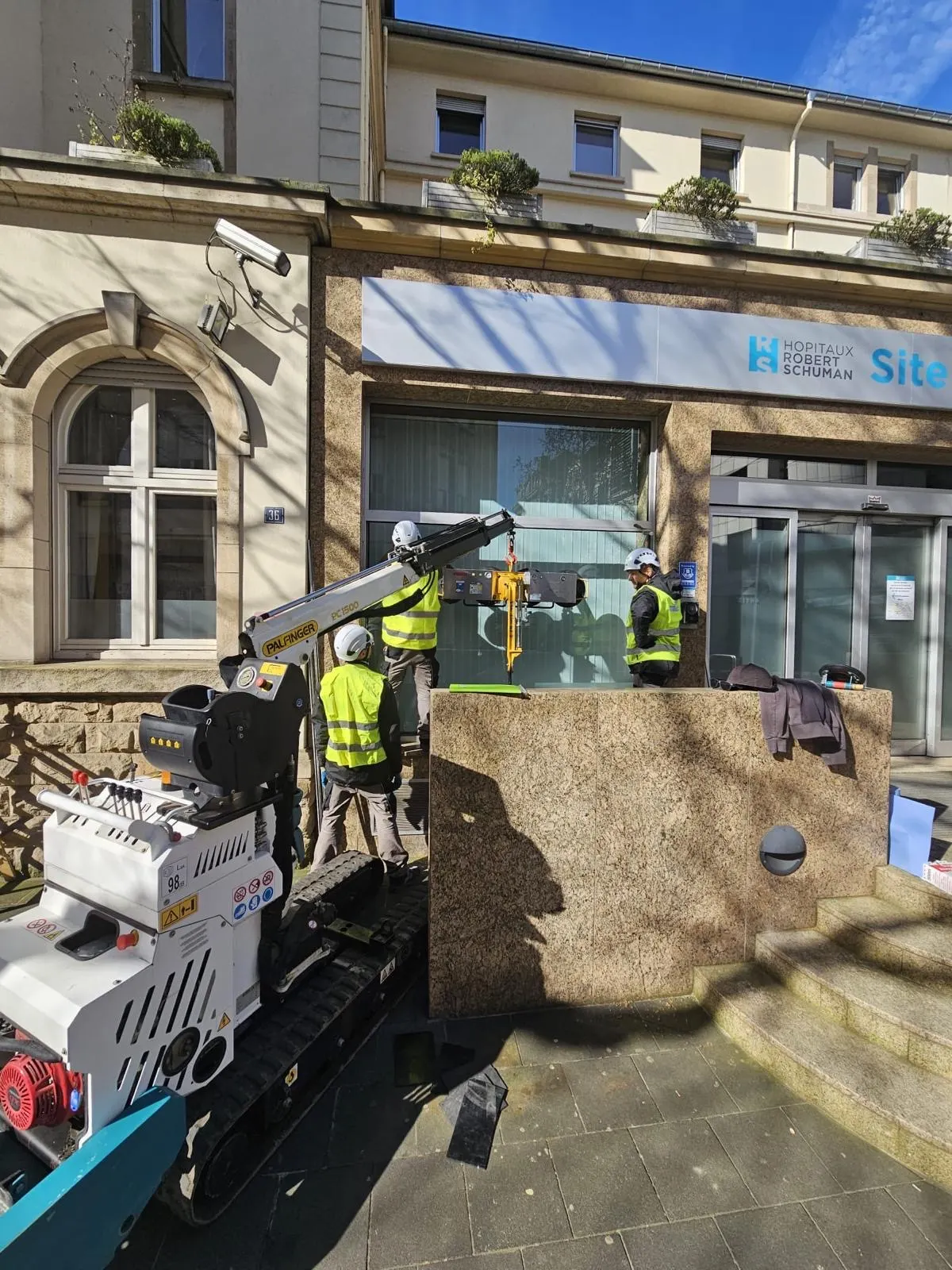 Remplacement de vitrages isolants en accès difficile à la Zitha Klinik avec nacelle et robot sur chenille — vitrier Luxembourg — Vitralux Bradtke (photo 2)