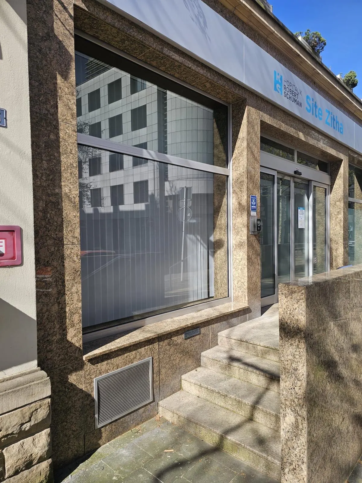 Remplacement de vitrages isolants en accès difficile à la Zitha Klinik avec nacelle et robot sur chenille — vitrier Luxembourg — Vitralux Bradtke (photo 4)