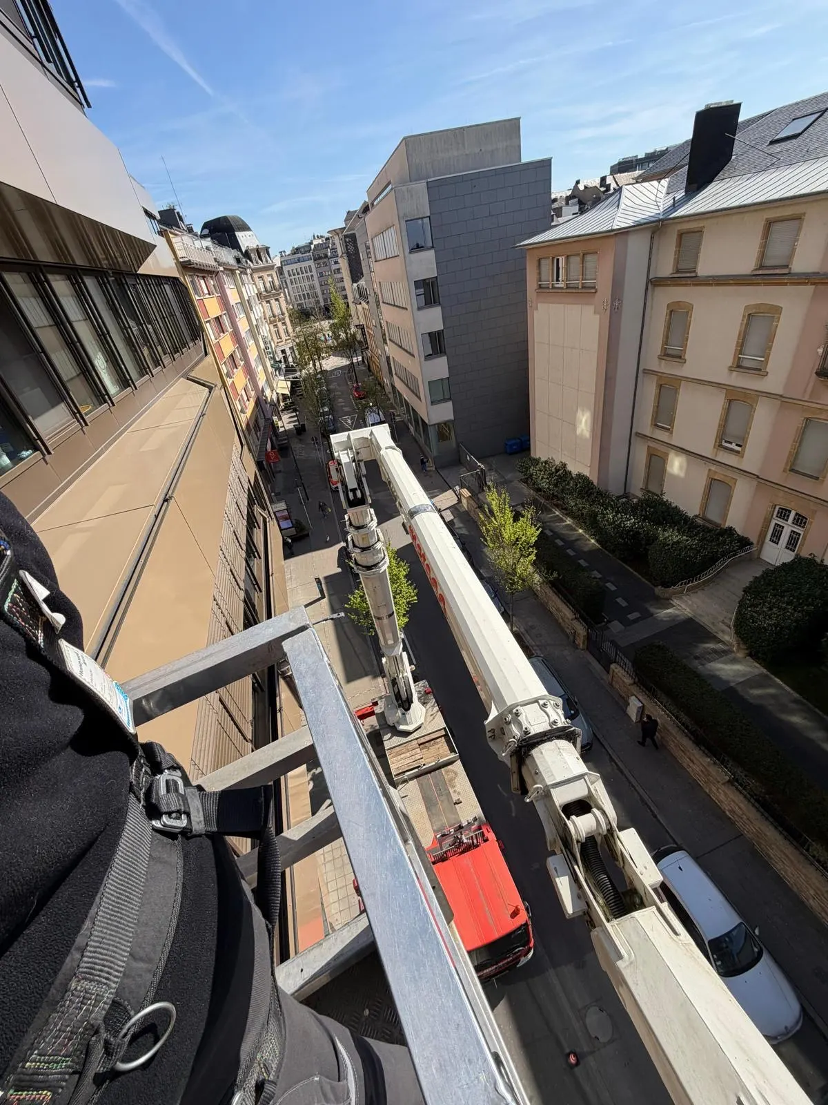 Remplacement de vitrages isolants en accès difficile à la Zitha Klinik avec nacelle et robot sur chenille — vitrier Luxembourg — Vitralux Bradtke (photo 5)