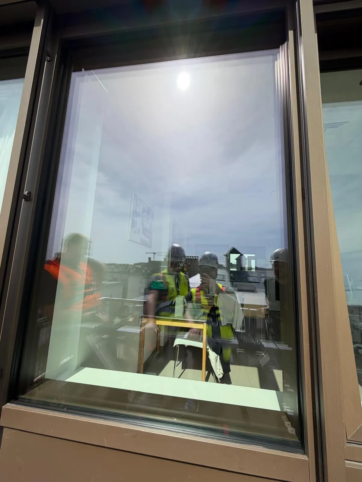 Remplacement de vitrages isolants en accès difficile à la Zitha Klinik avec nacelle et robot sur chenille — vitrier Luxembourg — Vitralux Bradtke (photo 6)