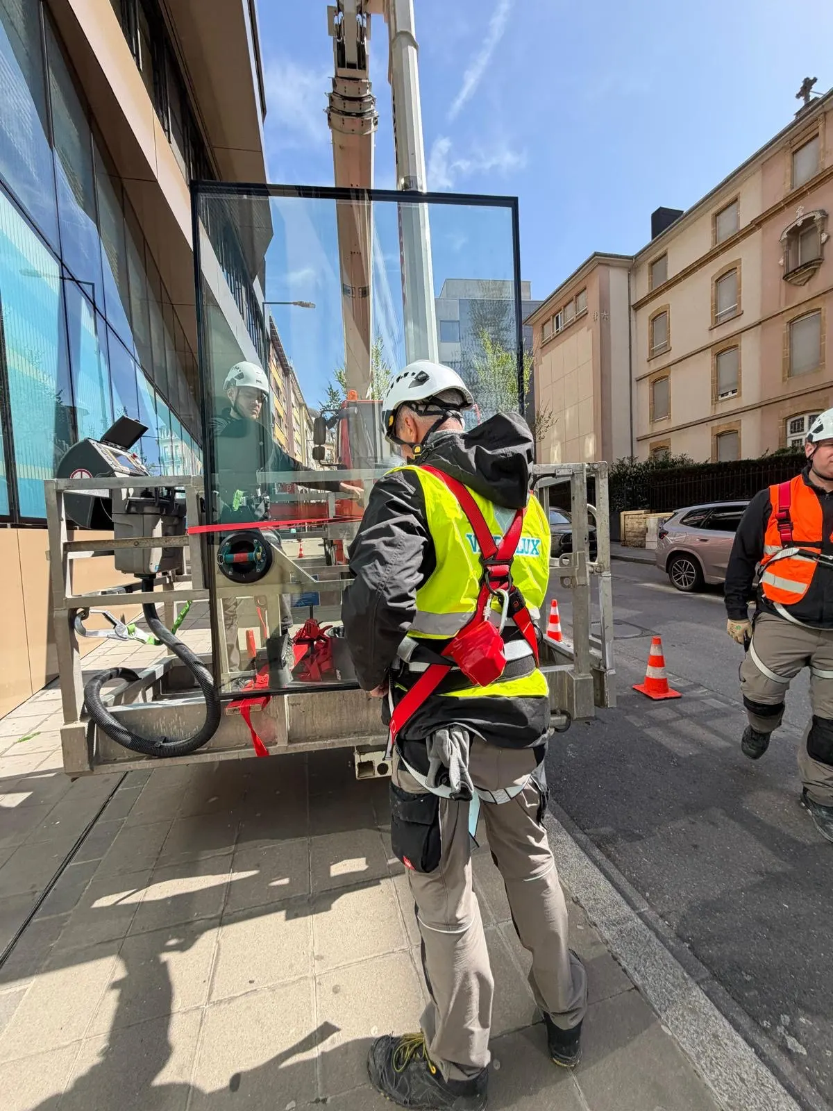 Remplacement de vitrages isolants en accès difficile à la Zitha Klinik avec nacelle et robot sur chenille — vitrier Luxembourg — Vitralux Bradtke (photo 7)