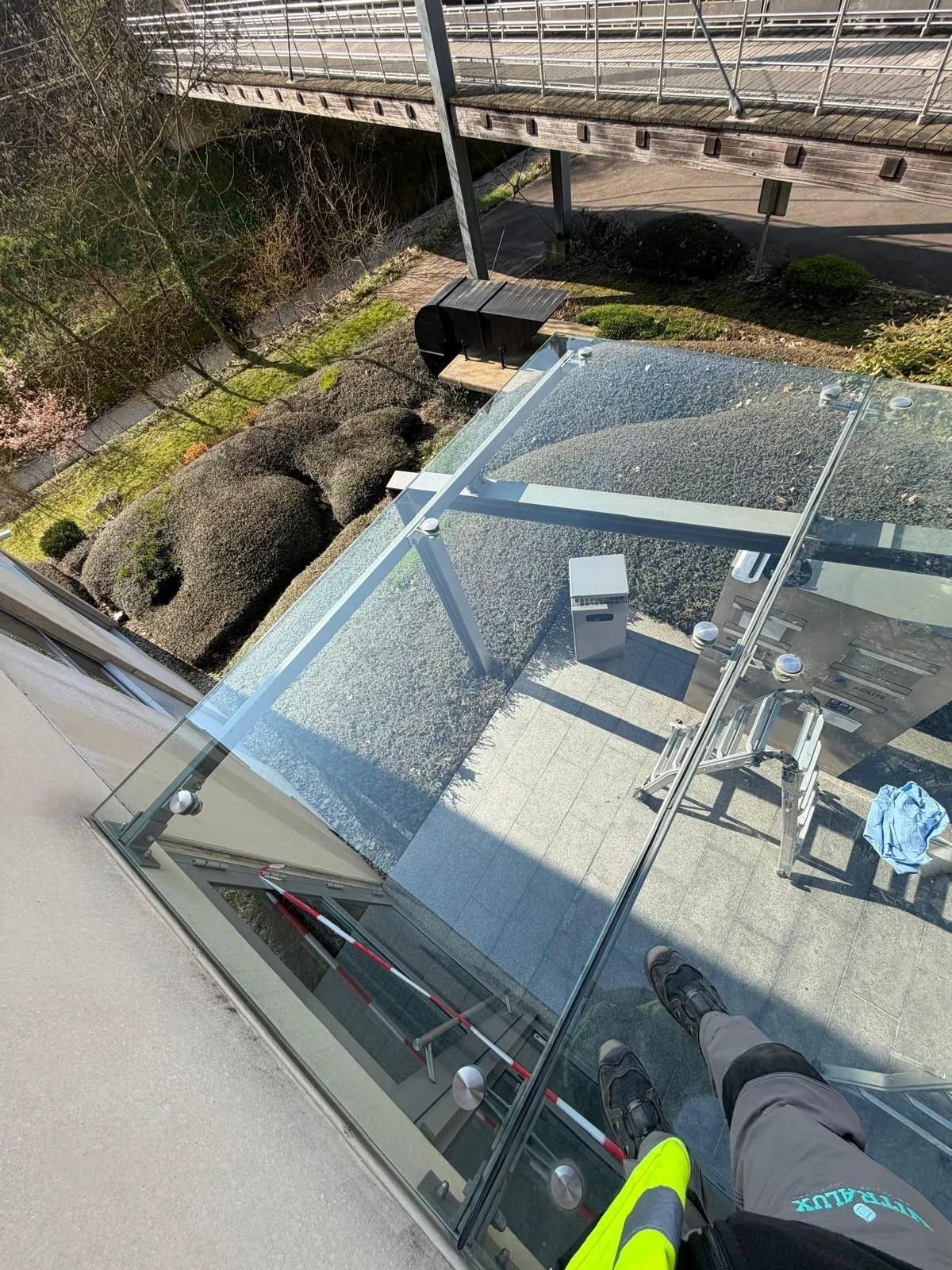 Remplacement d'un vitrage d'auvent feuilleté au camion-grue à Hollerich — auvent en verre Luxembourg — Vitralux Bradtke (photo 2)