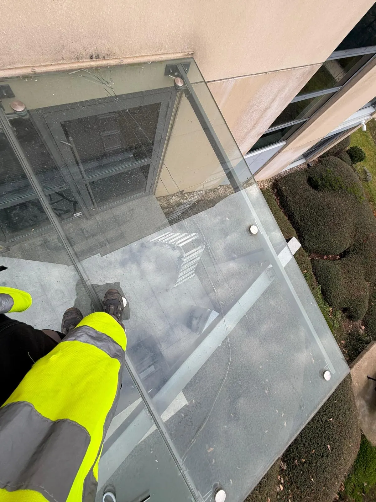 Remplacement d'un vitrage d'auvent feuilleté au camion-grue à Hollerich — auvent en verre Luxembourg — Vitralux Bradtke (photo 4)