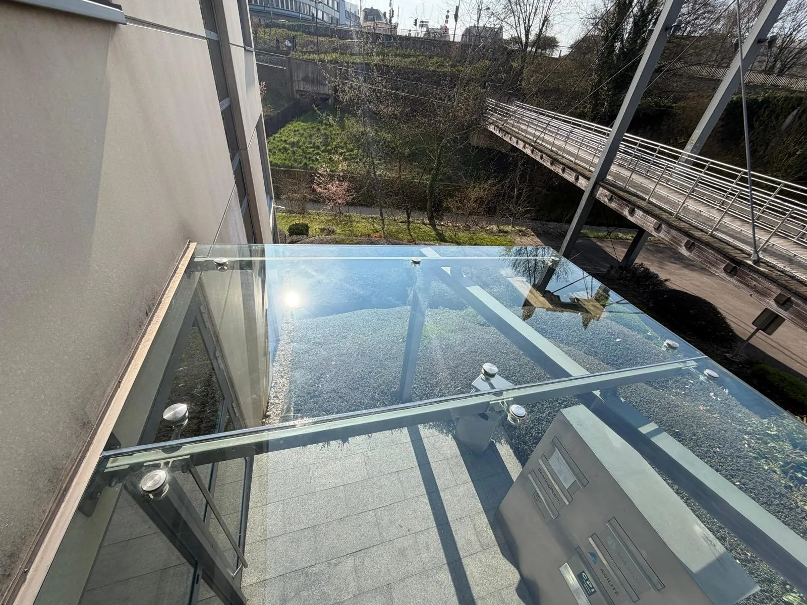 Remplacement d'un vitrage d'auvent feuilleté au camion-grue à Hollerich — auvent en verre Luxembourg — Vitralux Bradtke (photo 1)