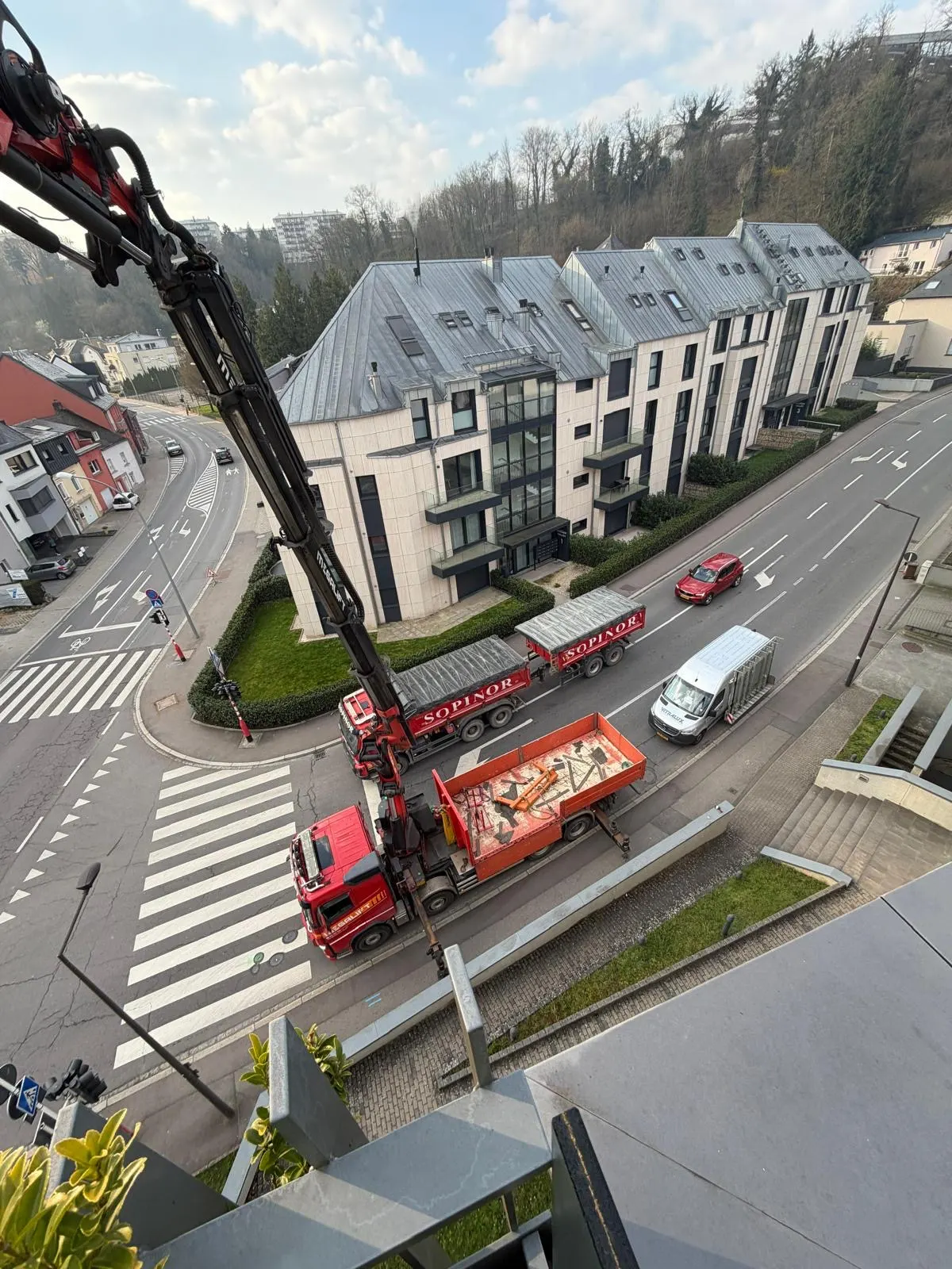 Remplacement d'un vitrage isolant XXL à la grue télescopique au dernier étage d'une résidence — vitrier Luxembourg — Vitralux Bradtke (photo 2)