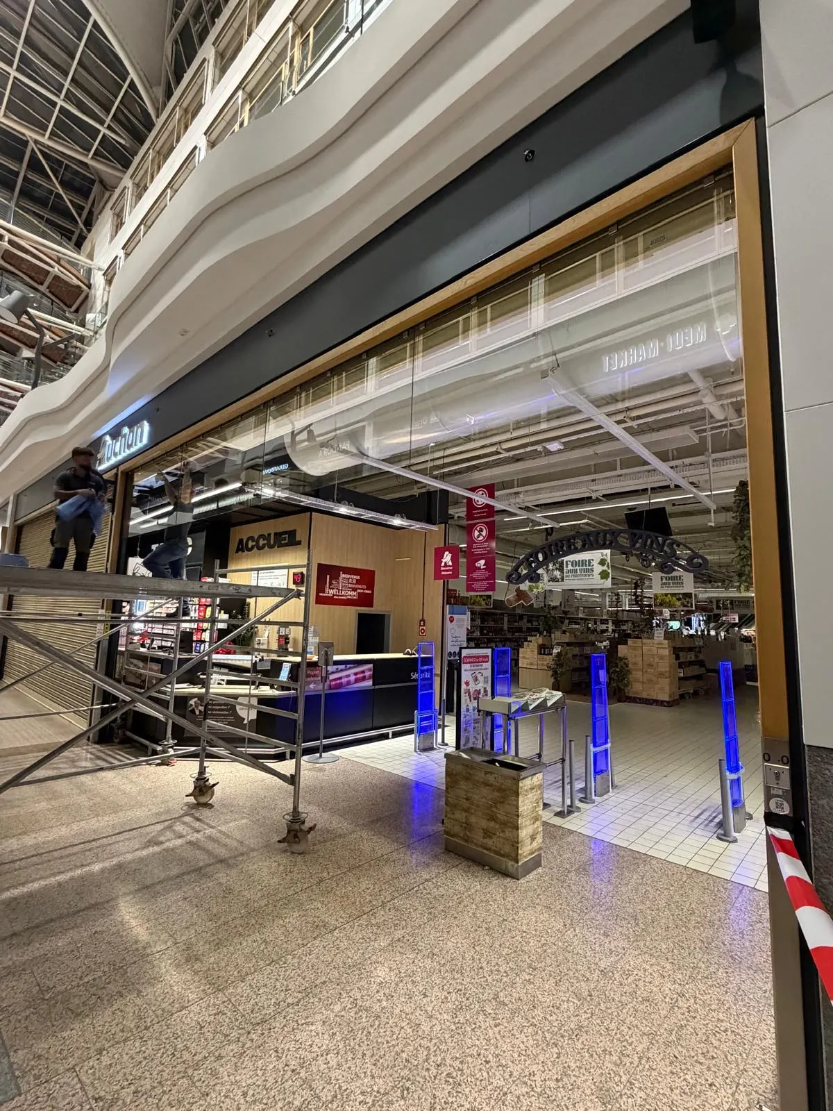 Écrans de cantonnement de fumée en verre installés de nuit dans la galerie Auchan Kirchberg — sécurité incendie Luxembourg — Vitralux Bradtke (photo 4)