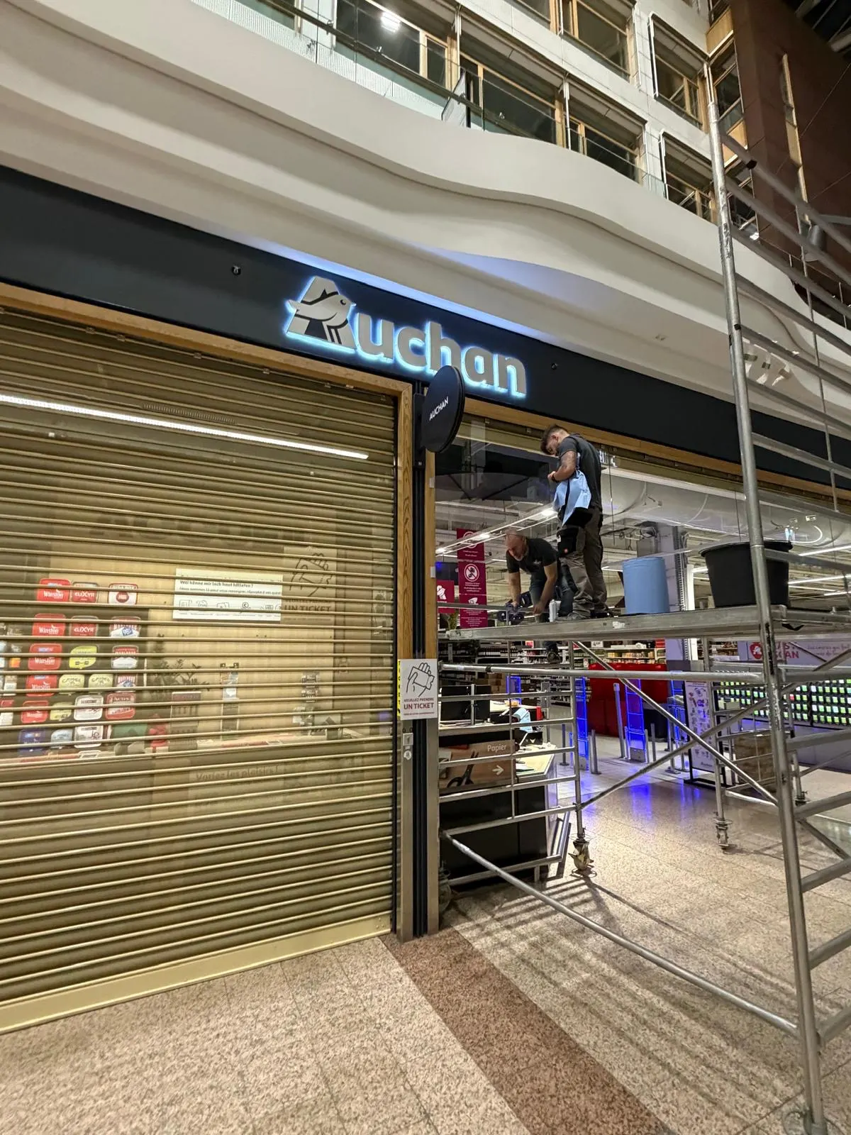 Écrans de cantonnement de fumée en verre installés de nuit dans la galerie Auchan Kirchberg — sécurité incendie Luxembourg — Vitralux Bradtke (photo 5)