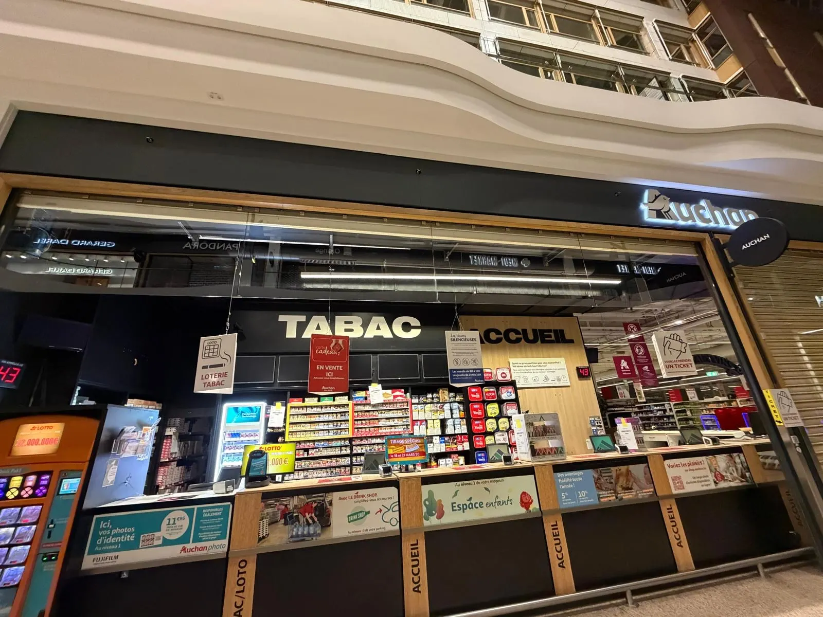 Écrans de cantonnement de fumée en verre installés de nuit dans la galerie Auchan Kirchberg — sécurité incendie Luxembourg — Vitralux Bradtke (photo 1)