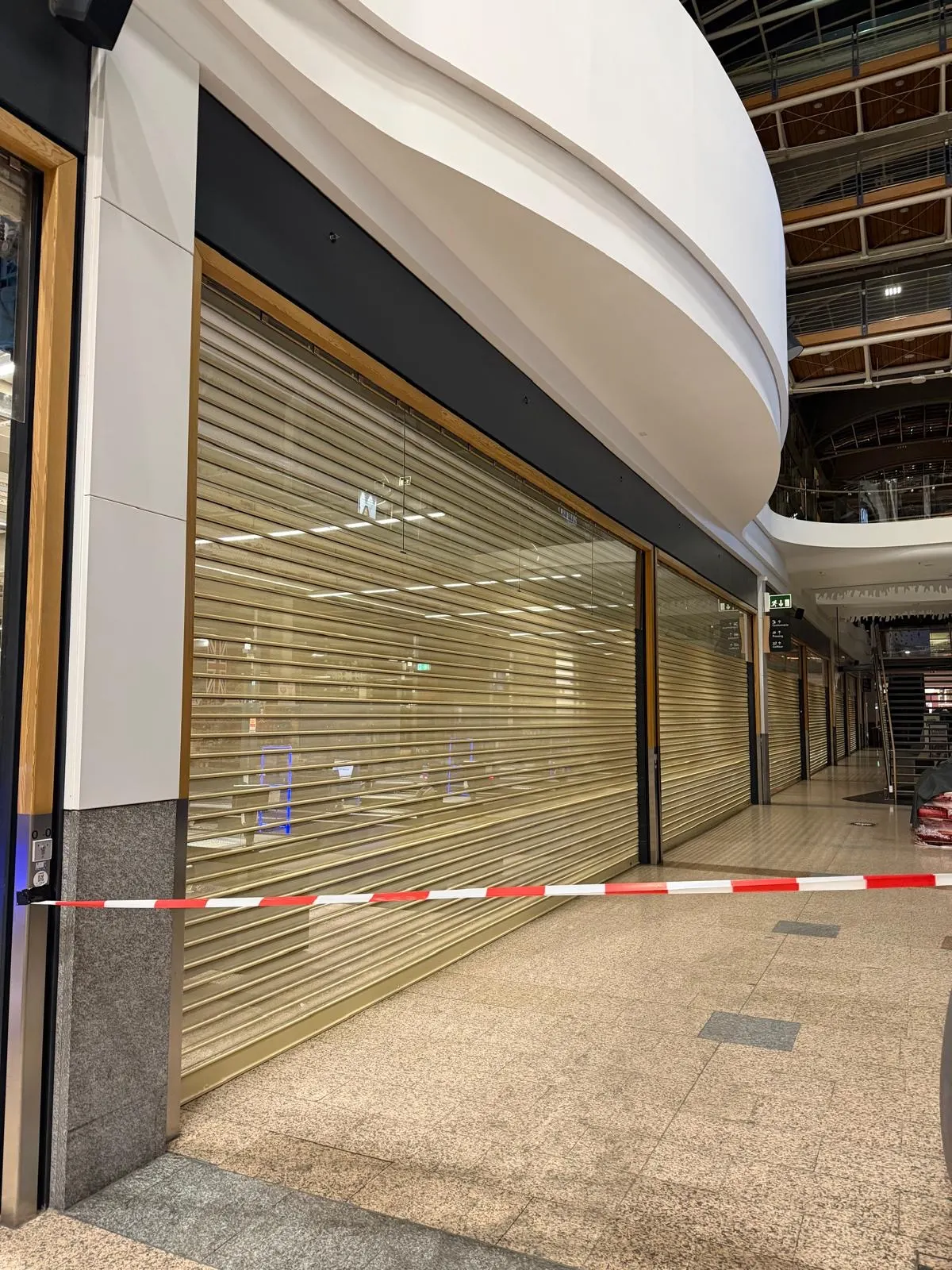 Écrans de cantonnement de fumée en verre installés de nuit dans la galerie Auchan Kirchberg — sécurité incendie Luxembourg — Vitralux Bradtke (photo 6)