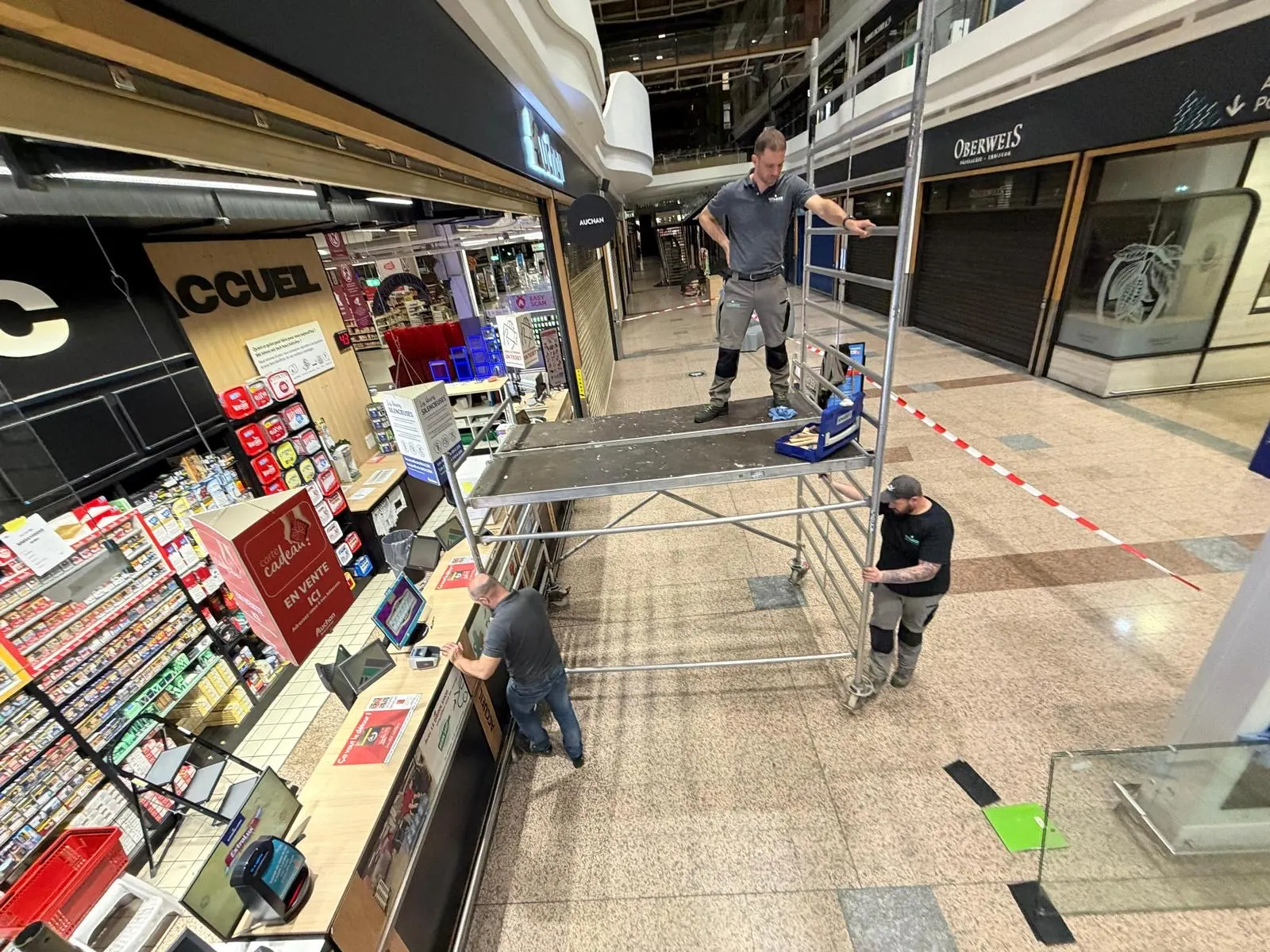 Écrans de cantonnement de fumée en verre installés de nuit dans la galerie Auchan Kirchberg — sécurité incendie Luxembourg — Vitralux Bradtke (photo 2)