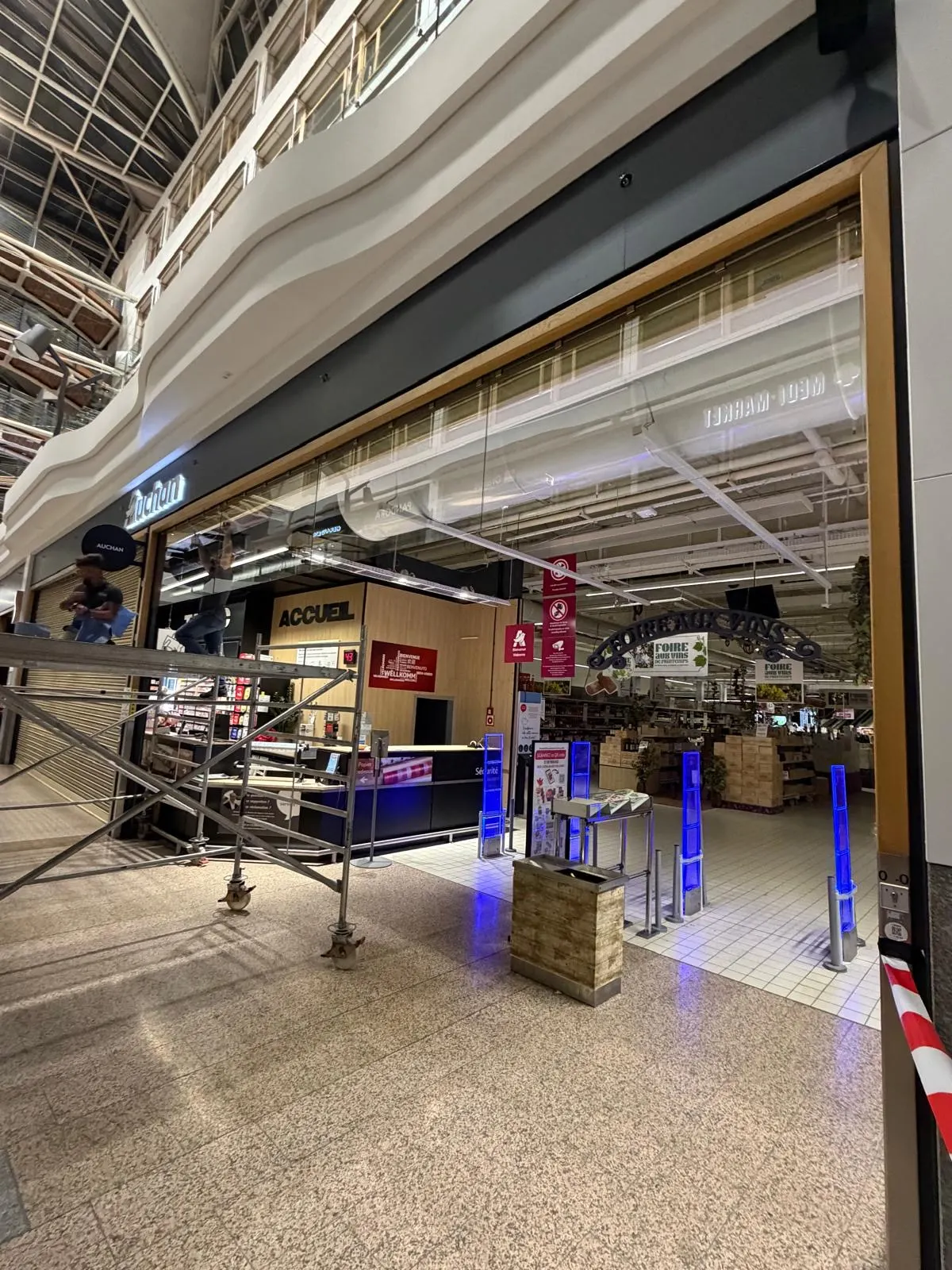 Écrans de cantonnement de fumée en verre installés de nuit dans la galerie Auchan Kirchberg — sécurité incendie Luxembourg — Vitralux Bradtke (photo 7)