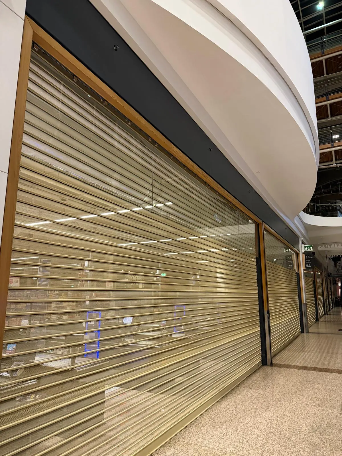 Écrans de cantonnement de fumée en verre installés de nuit dans la galerie Auchan Kirchberg — sécurité incendie Luxembourg — Vitralux Bradtke (photo 8)