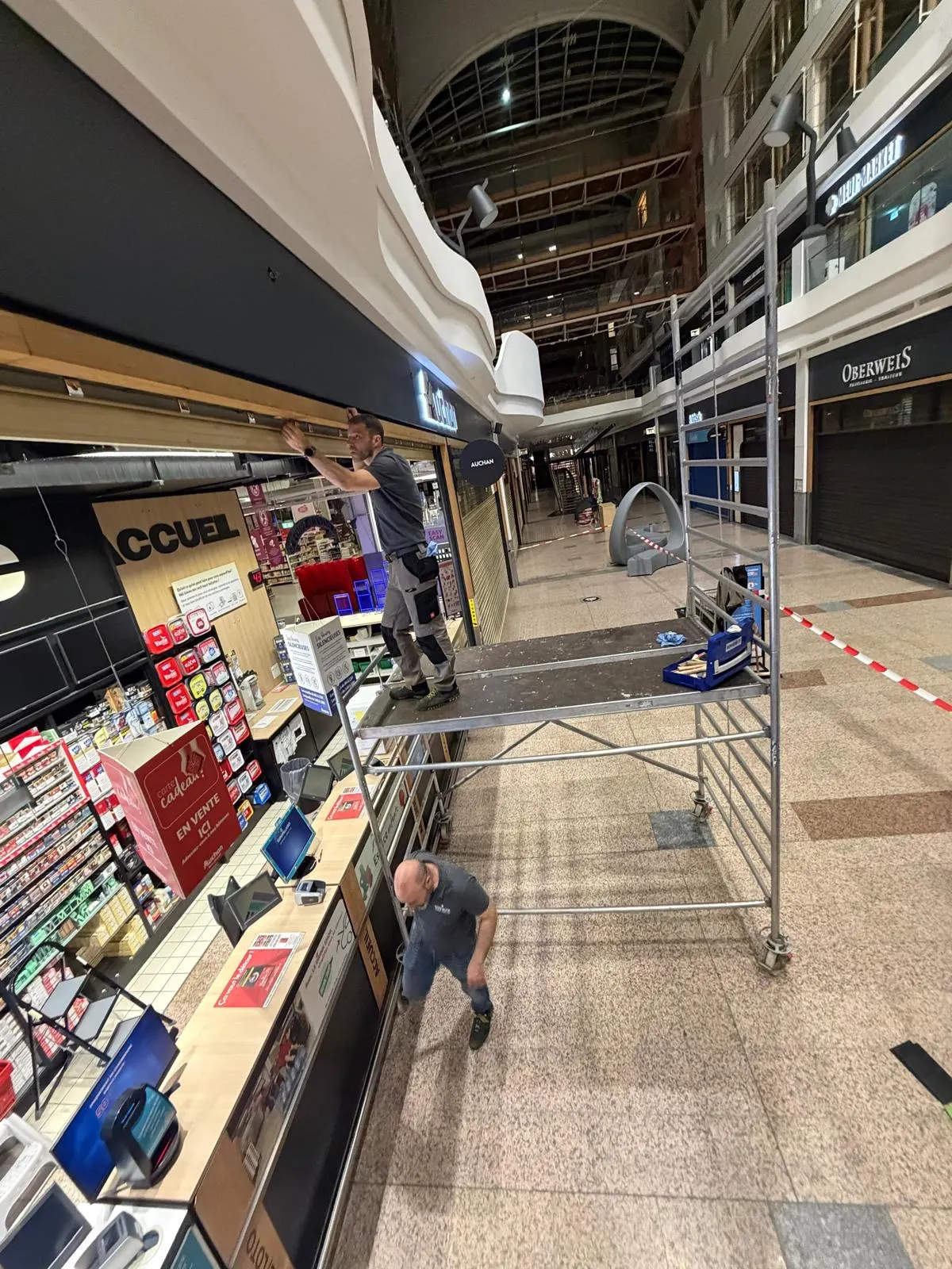 Écrans de cantonnement de fumée en verre installés de nuit dans la galerie Auchan Kirchberg — sécurité incendie Luxembourg — Vitralux Bradtke (photo 9)