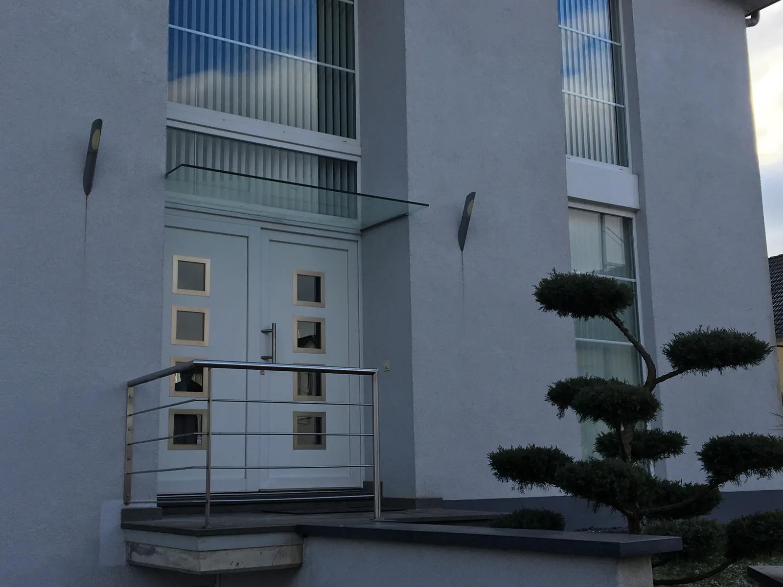 Auvent vitré contemporain au-dessus d'une entrée de maison — auvent vitré Luxembourg — Vitralux Bradtke