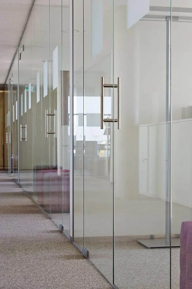 Cloisons vitrées de bureaux avec portes — cloison en verre sur mesure au Luxembourg — Vitralux Bradtke