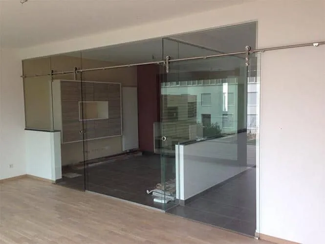 Cloison coulissante en verre sur rail — cloison en verre sur mesure au Luxembourg — Vitralux Bradtke