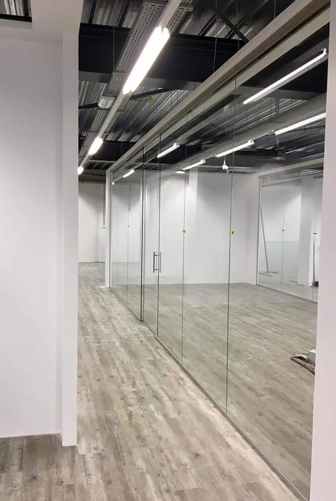 Cloisons toute hauteur en plateau de bureaux — cloison en verre sur mesure au Luxembourg — Vitralux Bradtke