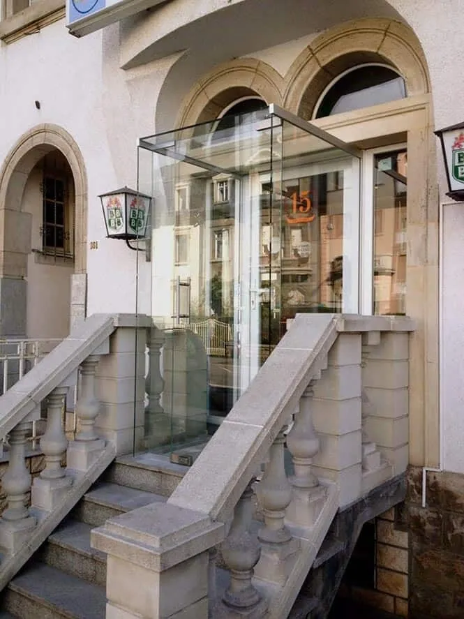 Paravent vitré extérieur sur escalier — cloison en verre sur mesure au Luxembourg — Vitralux Bradtke