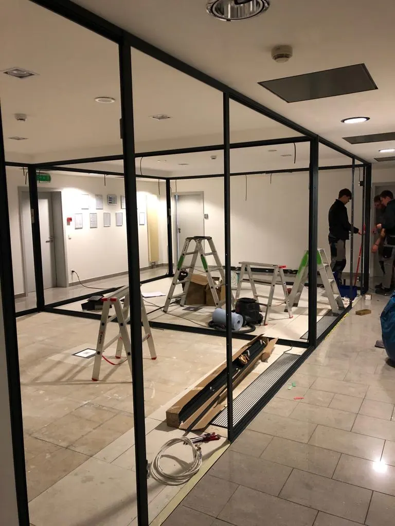 Cloison de bureau vitrée Deubl Alpha sur mesure — Vitralux Bradtke Luxembourg