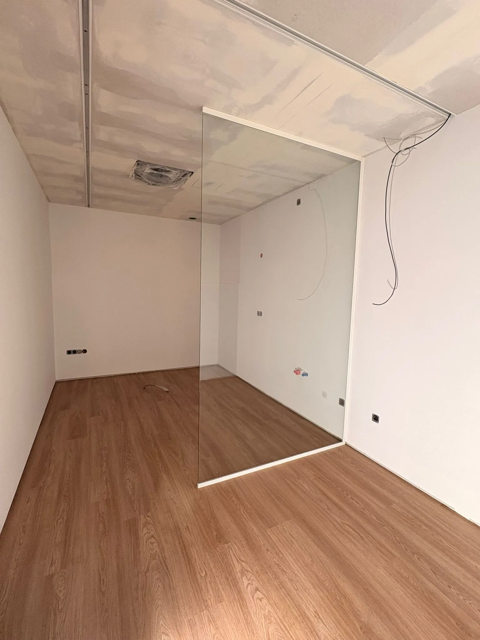 Détail de porte vitrée avec chambranle — cloison bureau Deubl Alpha Luxembourg — Vitralux Bradtke