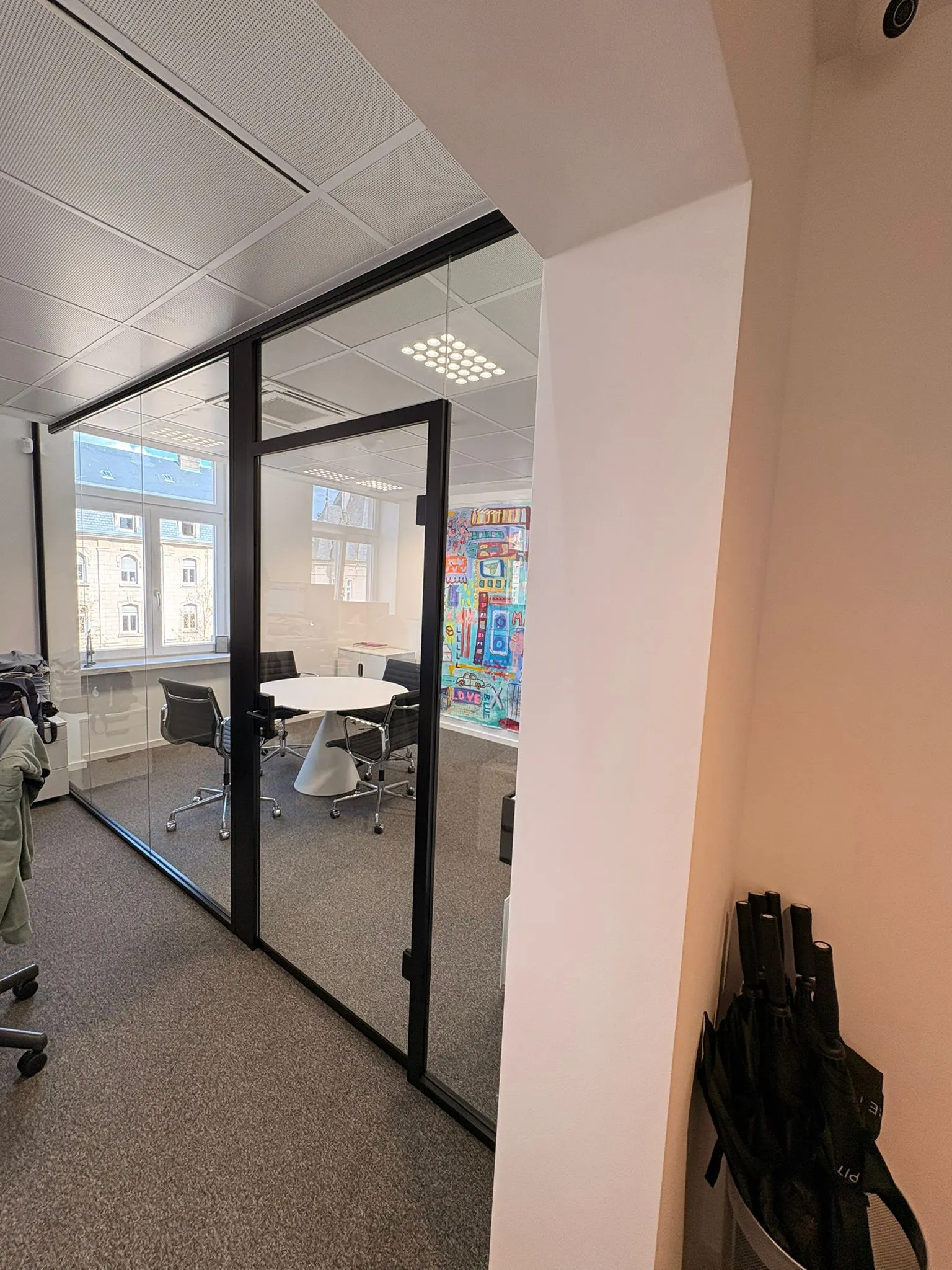 Montants de cloison vitrée avec intégration électrique — cloison autoportante bureau Luxembourg — Vitralux Bradtke